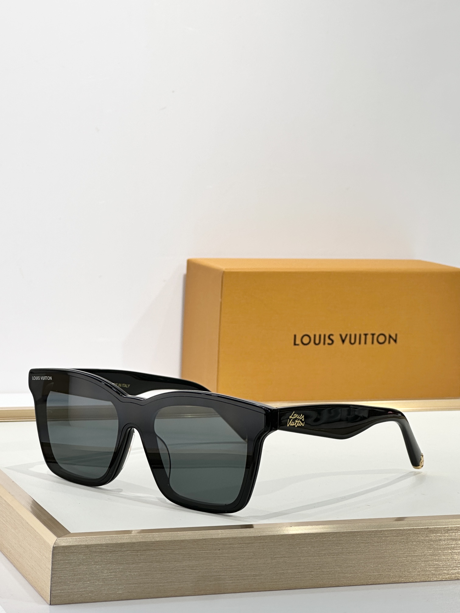 Louis Vuitton Z2970W Sunglasses - Stylish Shades with Premium Design 4 i1751351135 5301 5