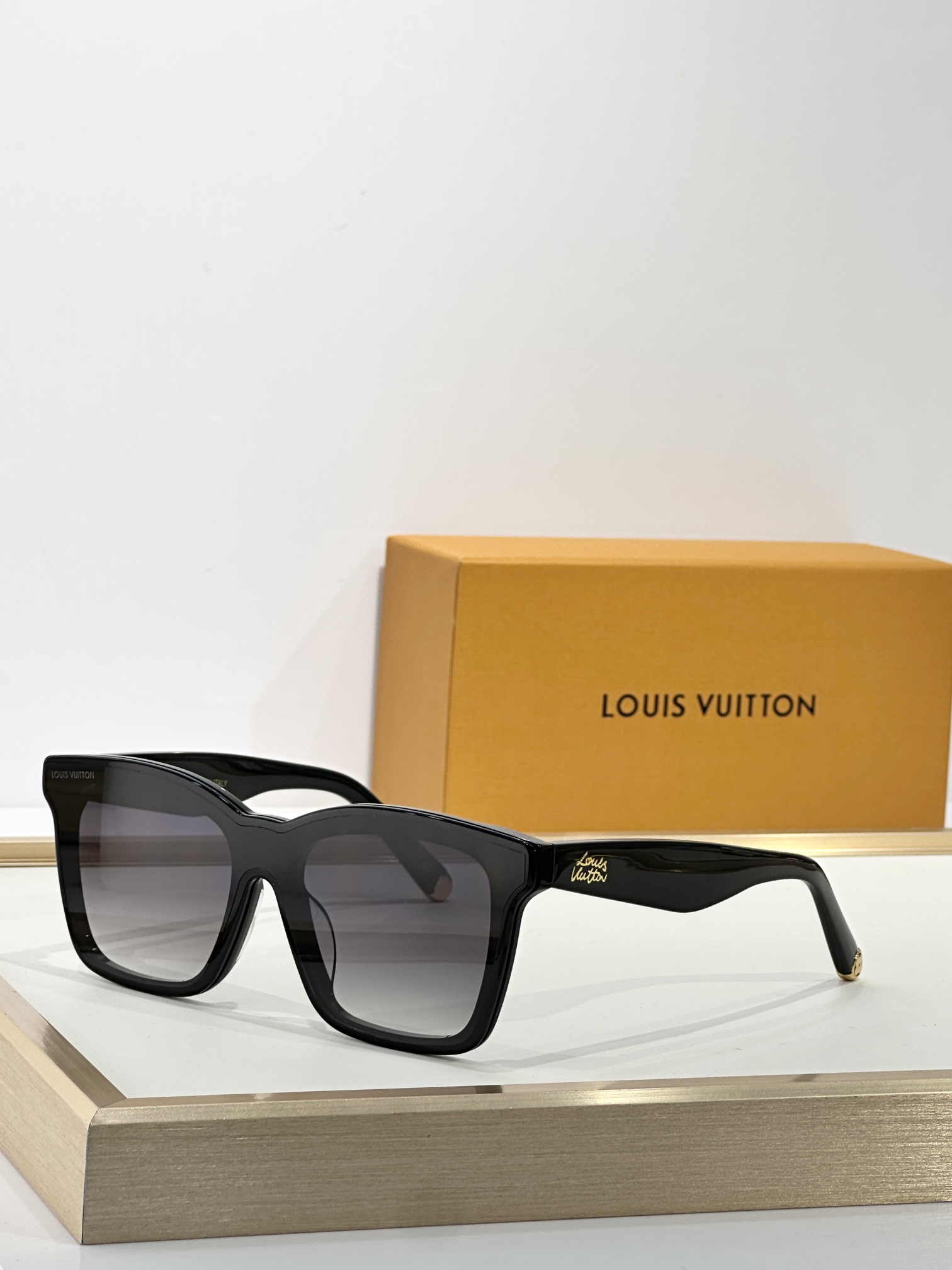 Louis Vuitton Z2970W Sunglasses - Stylish Shades with Premium Design 3 i1751351135 6062 2