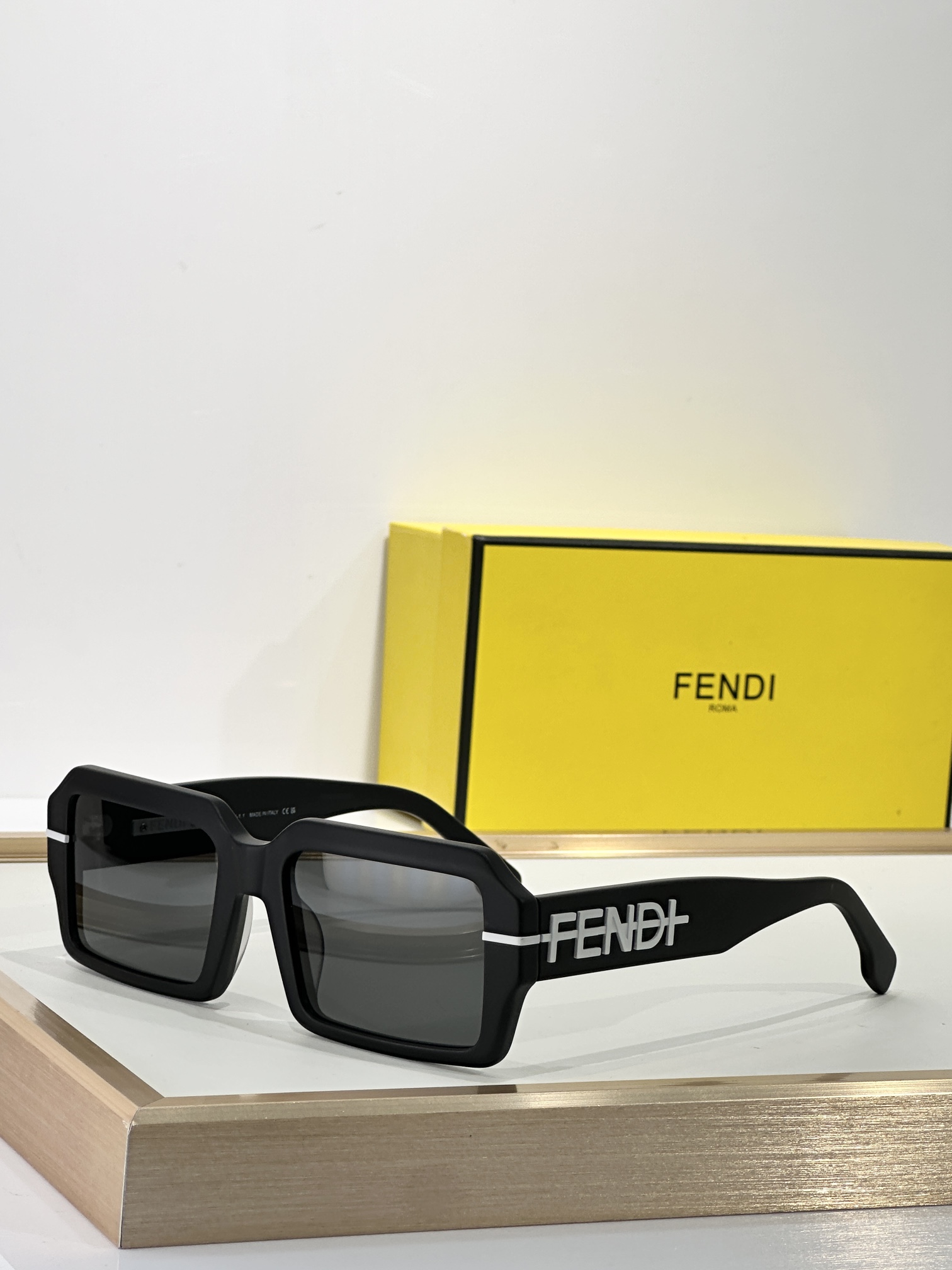  FENDI
MODEL FE40073U
SIZE54口18-145
