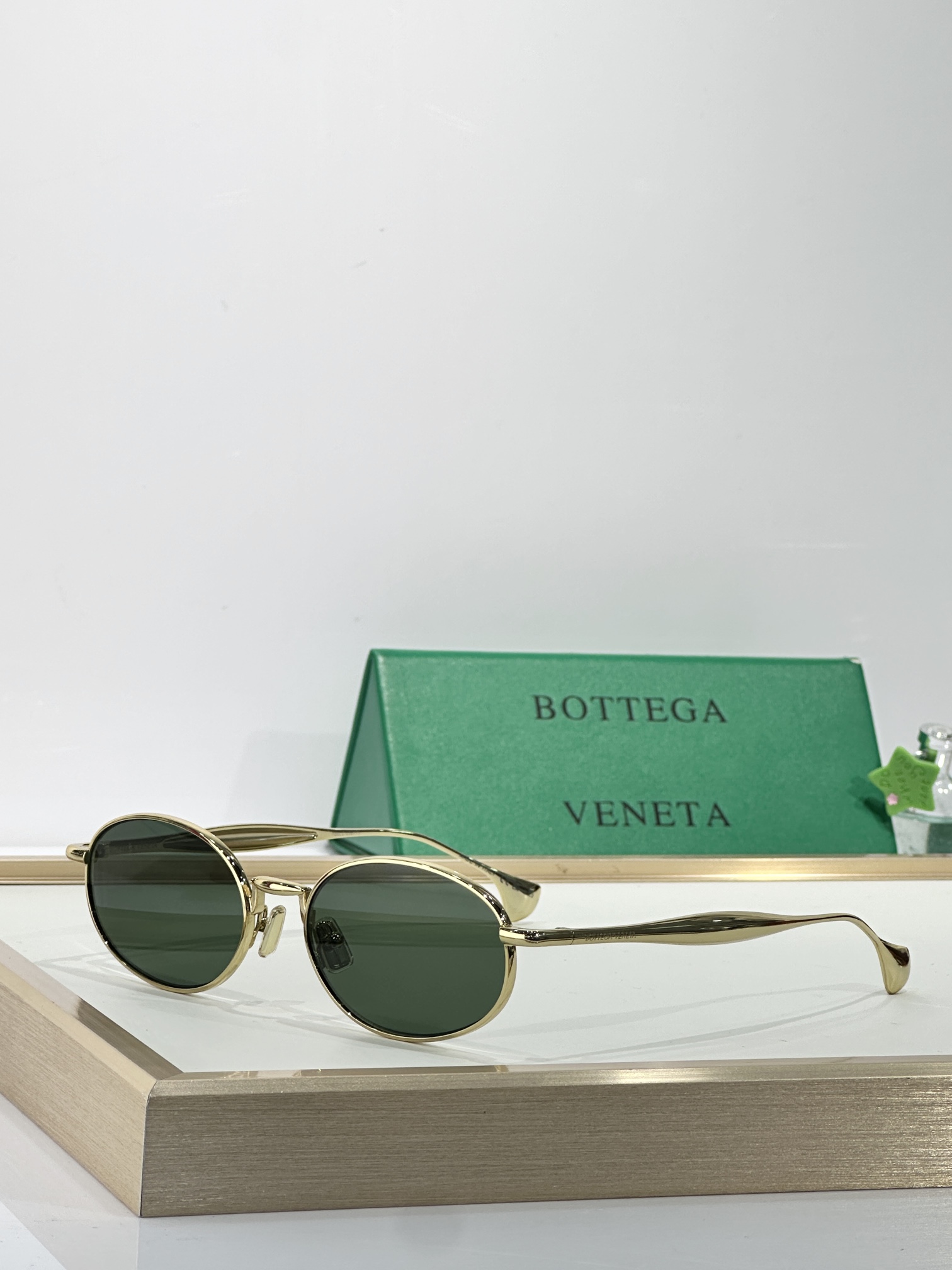 BOTTEGA VENET*
MODEL：BV1398S
SIZE56口19-145

变色：