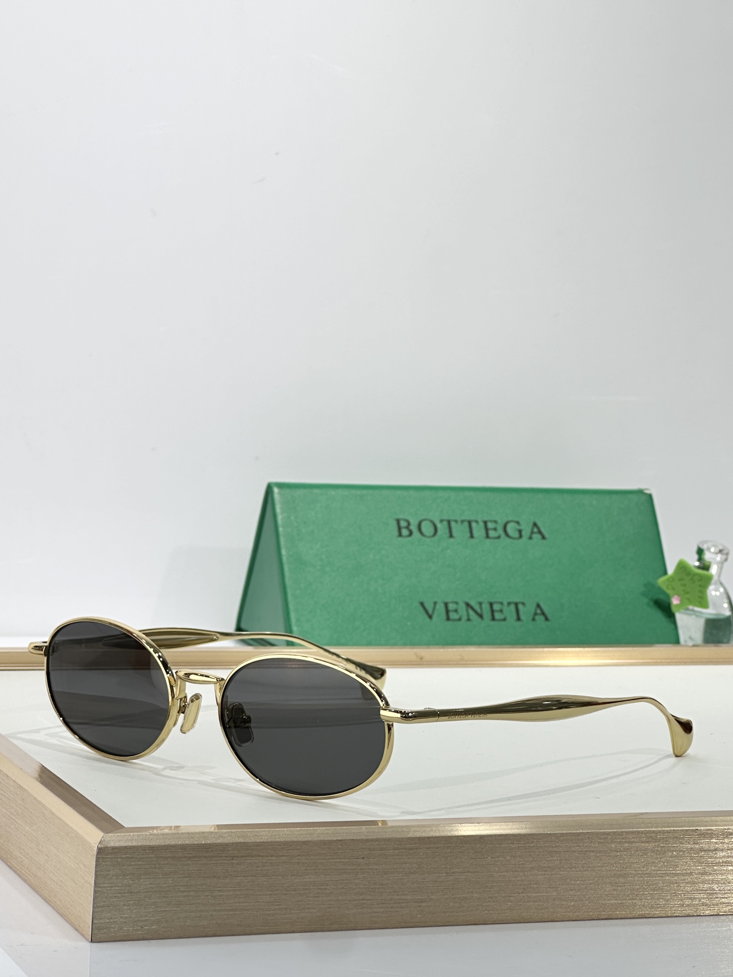 BOTTEGA VENET*
MODEL：BV1398S
SIZE56口19-145

变色：