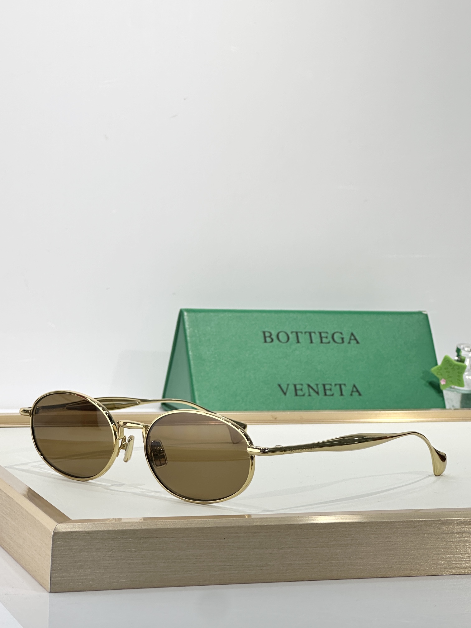 BOTTEGA VENET*
MODEL：BV1398S
SIZE56口19-145

变色：