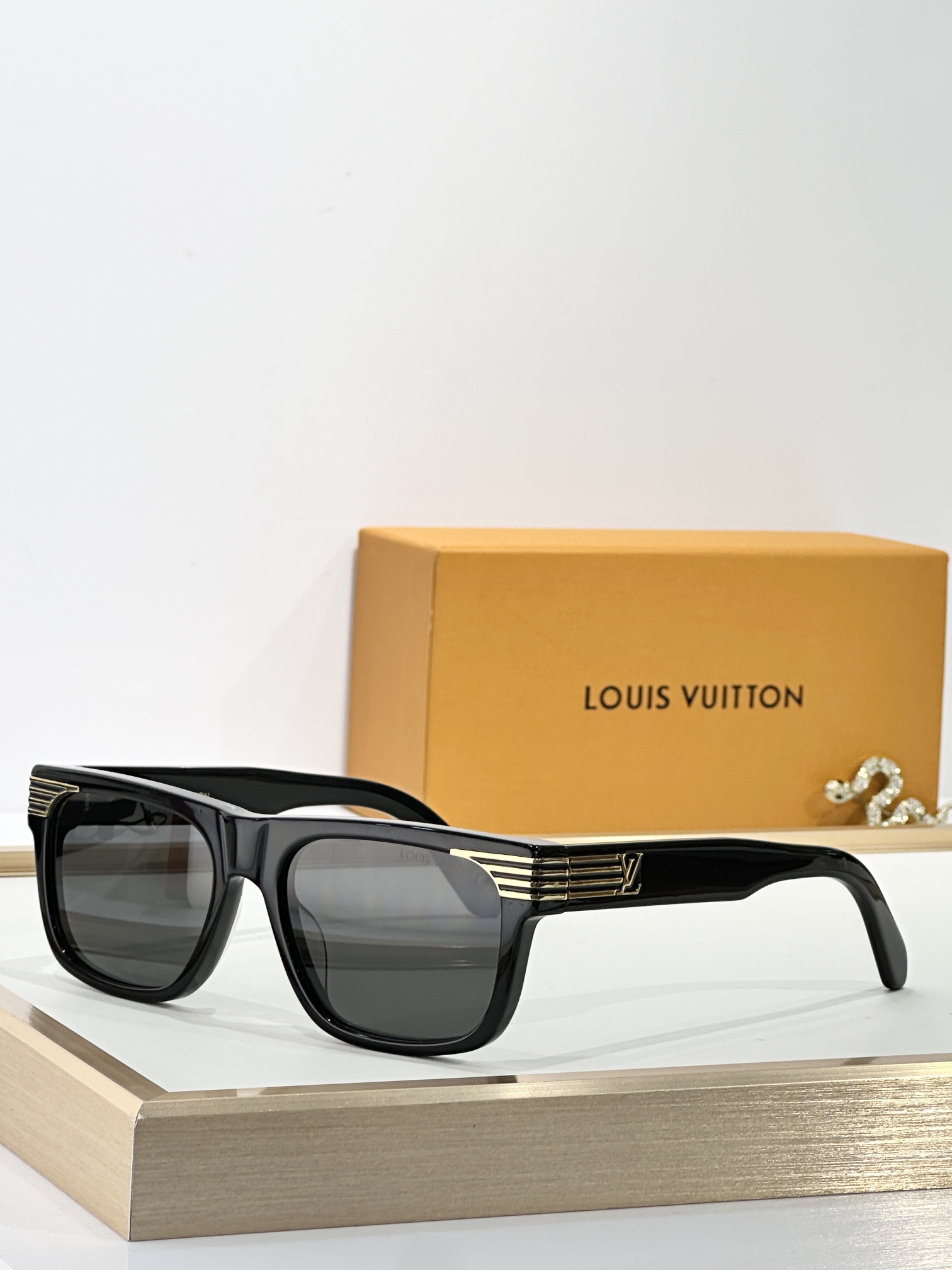  LOUIS VUITTO*
MODEL：Z2910U
SIZE：56口18-145

