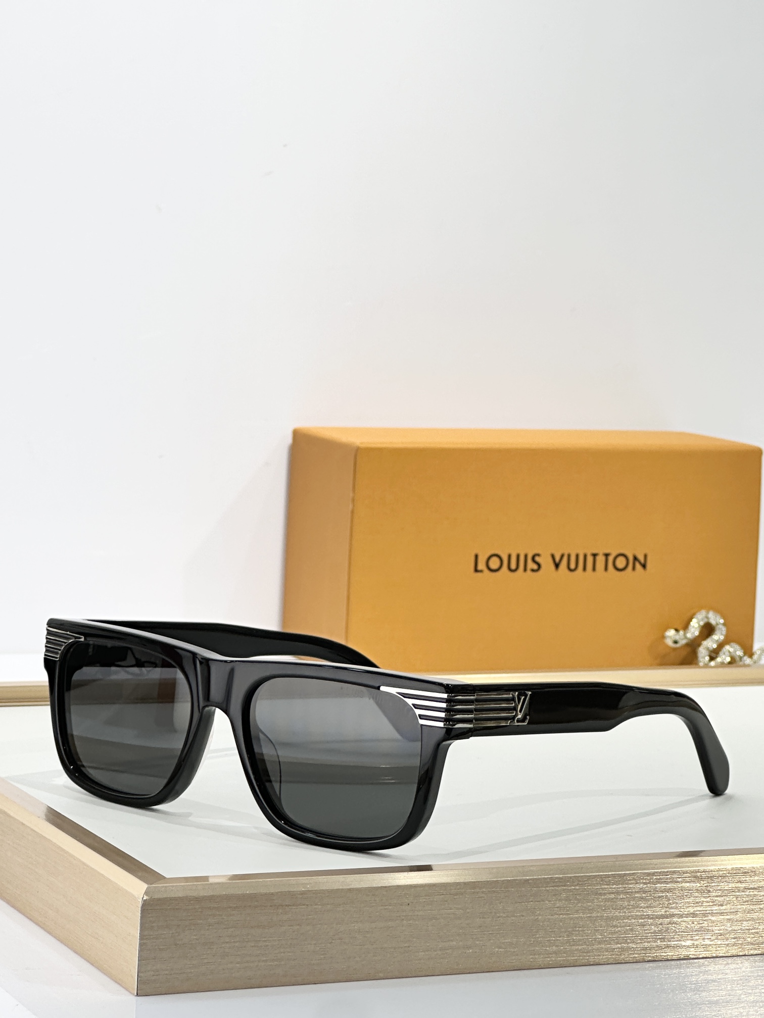  LOUIS VUITTO*
MODEL：Z2910U
SIZE：56口18-145

