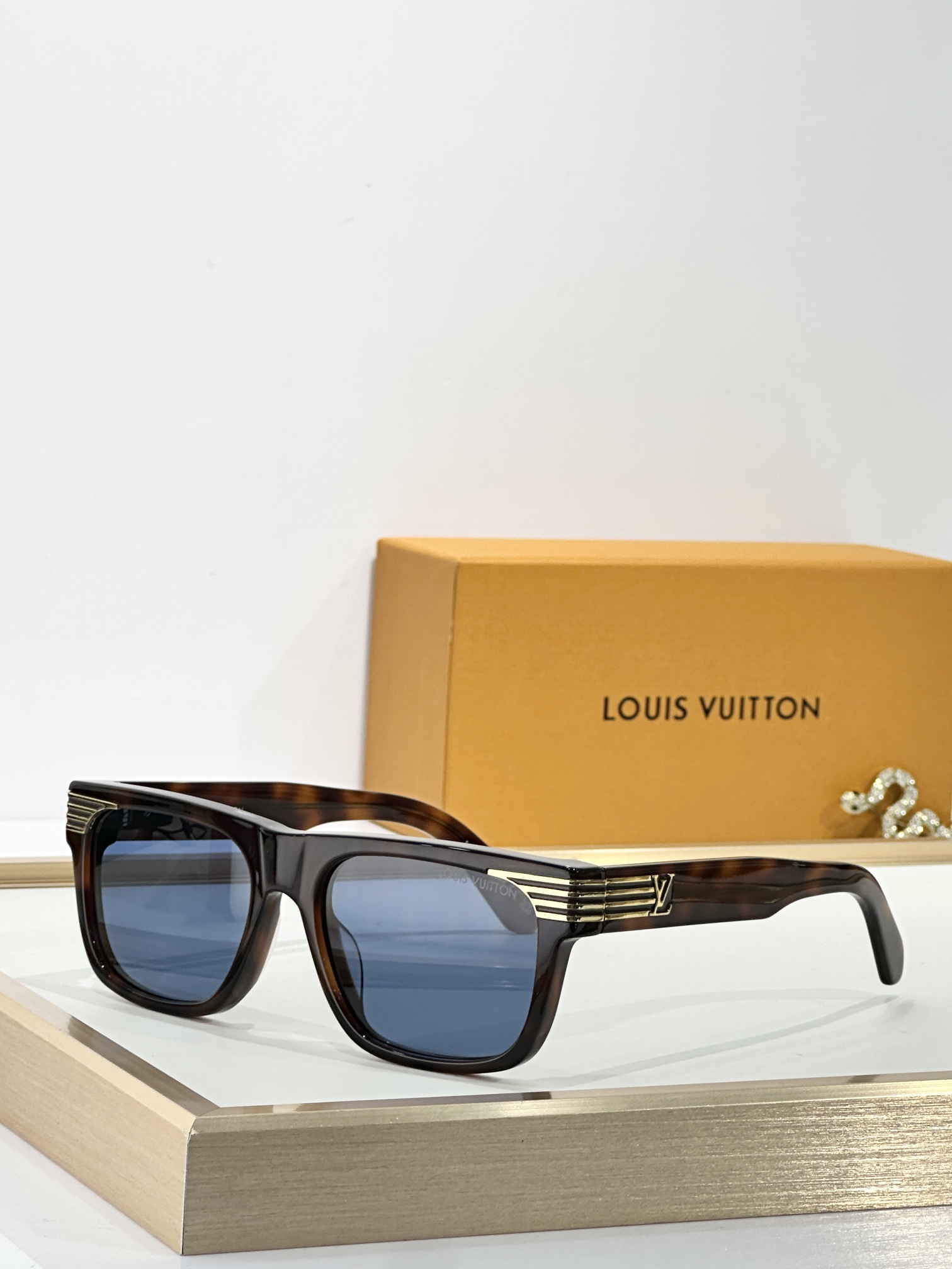  LOUIS VUITTO*
MODEL：Z2910U
SIZE：56口18-145

