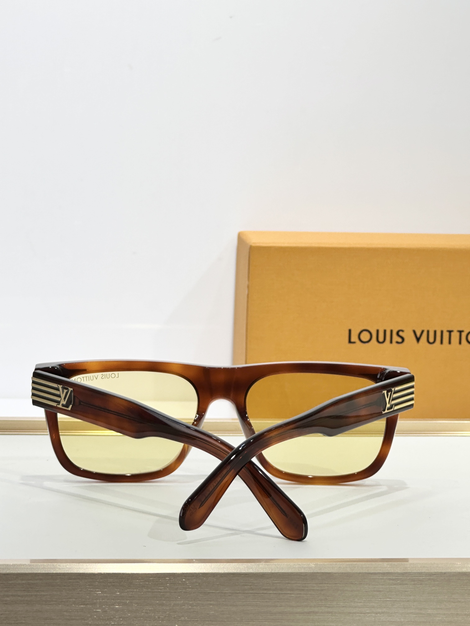  LOUIS VUITTO*
MODEL：Z2910U
SIZE：56口18-145

