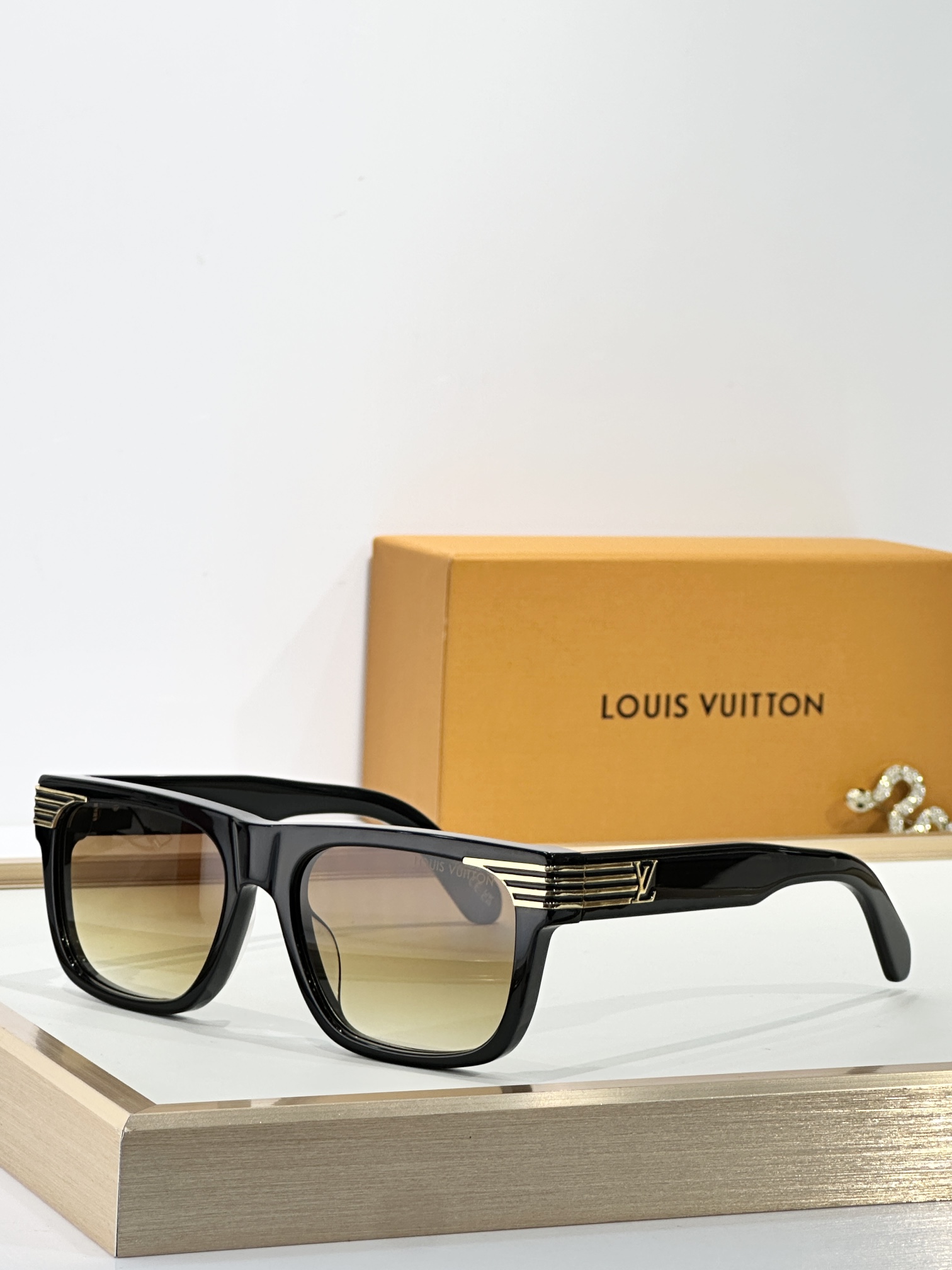  LOUIS VUITTO*
MODEL：Z2910U
SIZE：56口18-145

