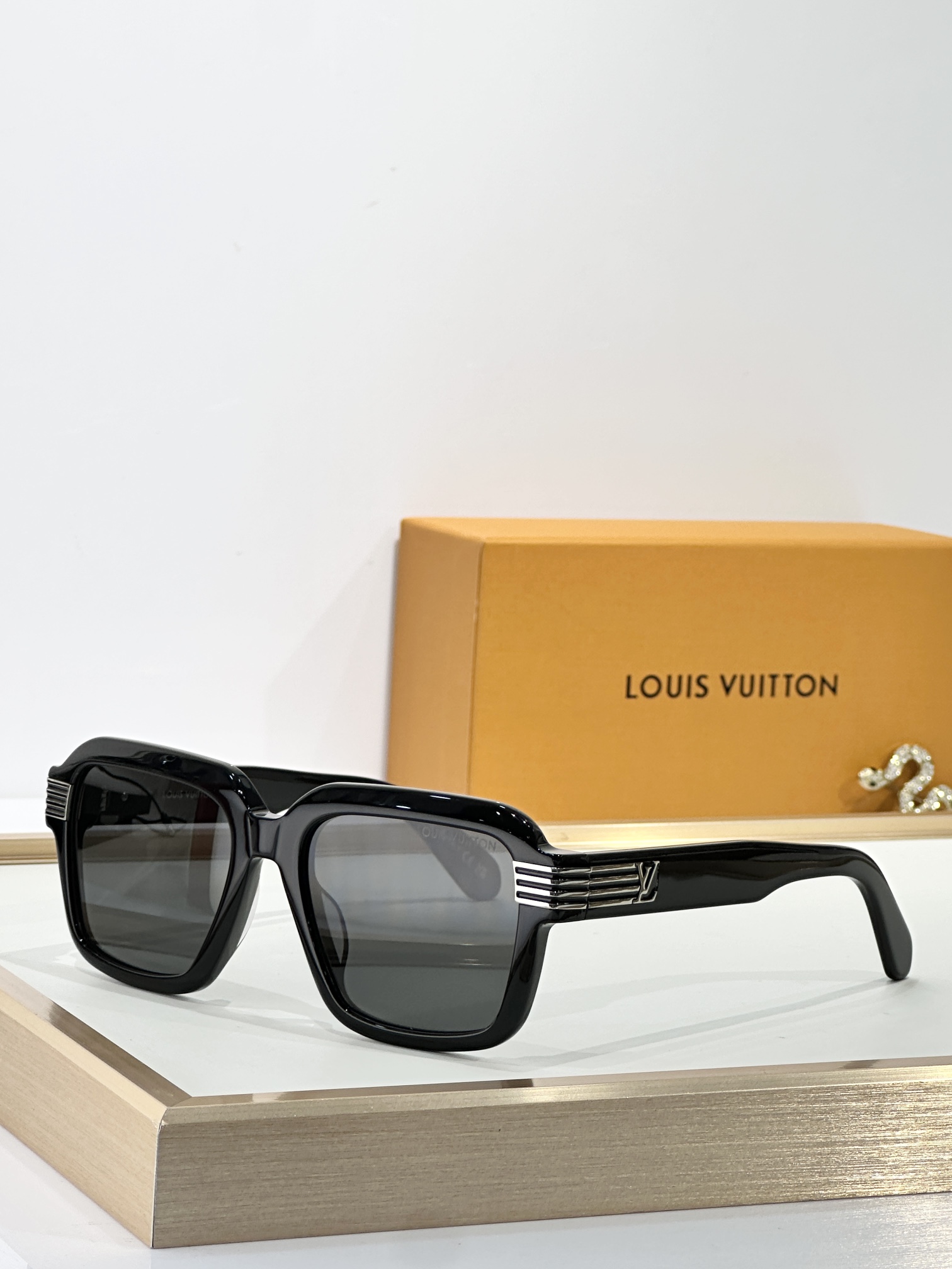  LOUIS VUITTO*
MODEL：Z2739U
SIZE：55口19-150
