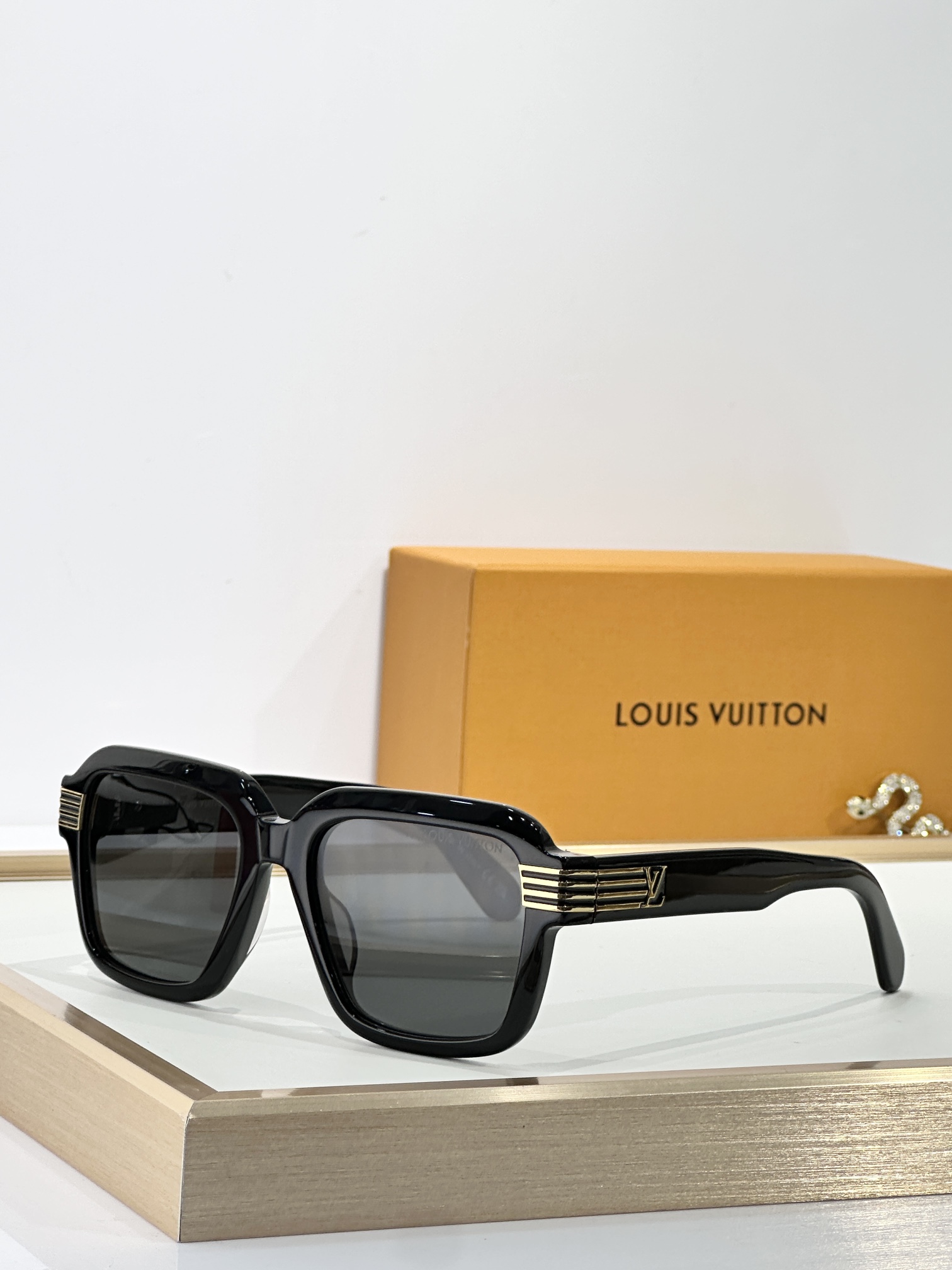  LOUIS VUITTO*
MODEL：Z2739U
SIZE：55口19-150
