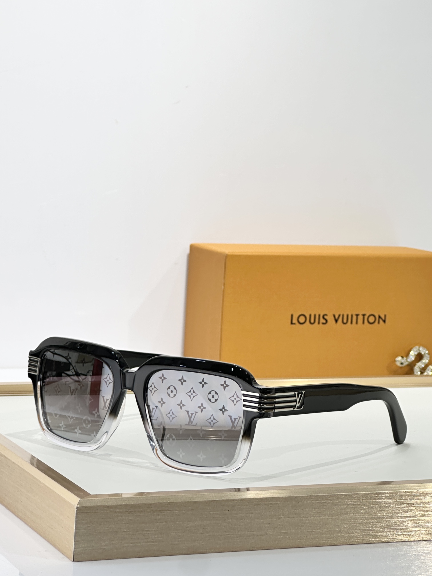  LOUIS VUITTO*
MODEL：Z2739U
SIZE：55口19-150
