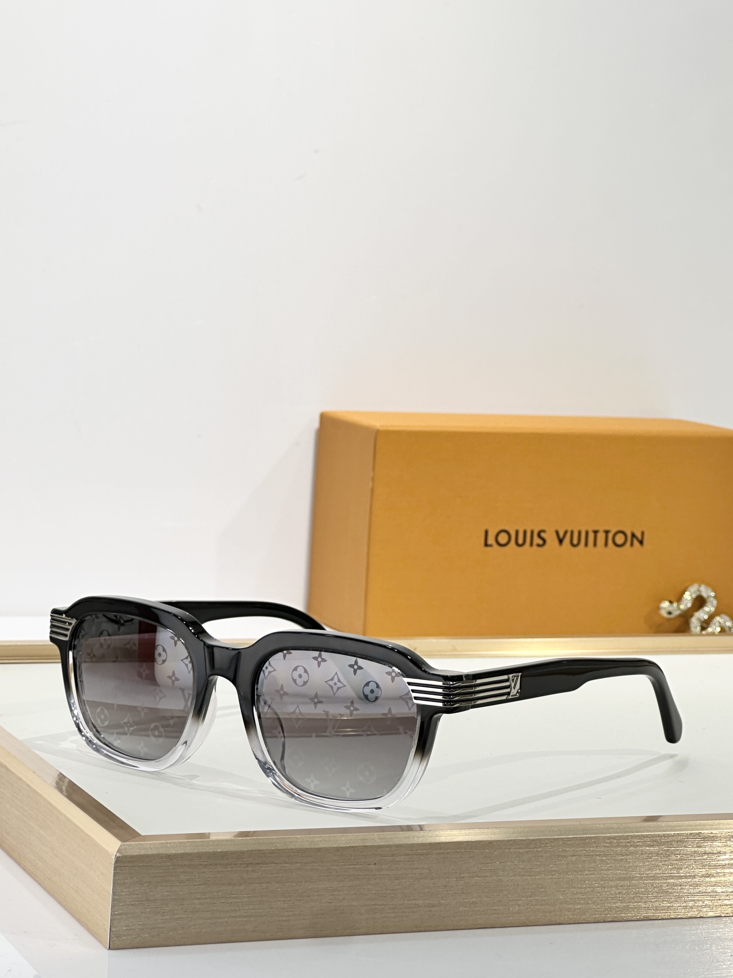  LOUIS VUITTO*
MODEL：Z2889
SIZE：52口21-140
