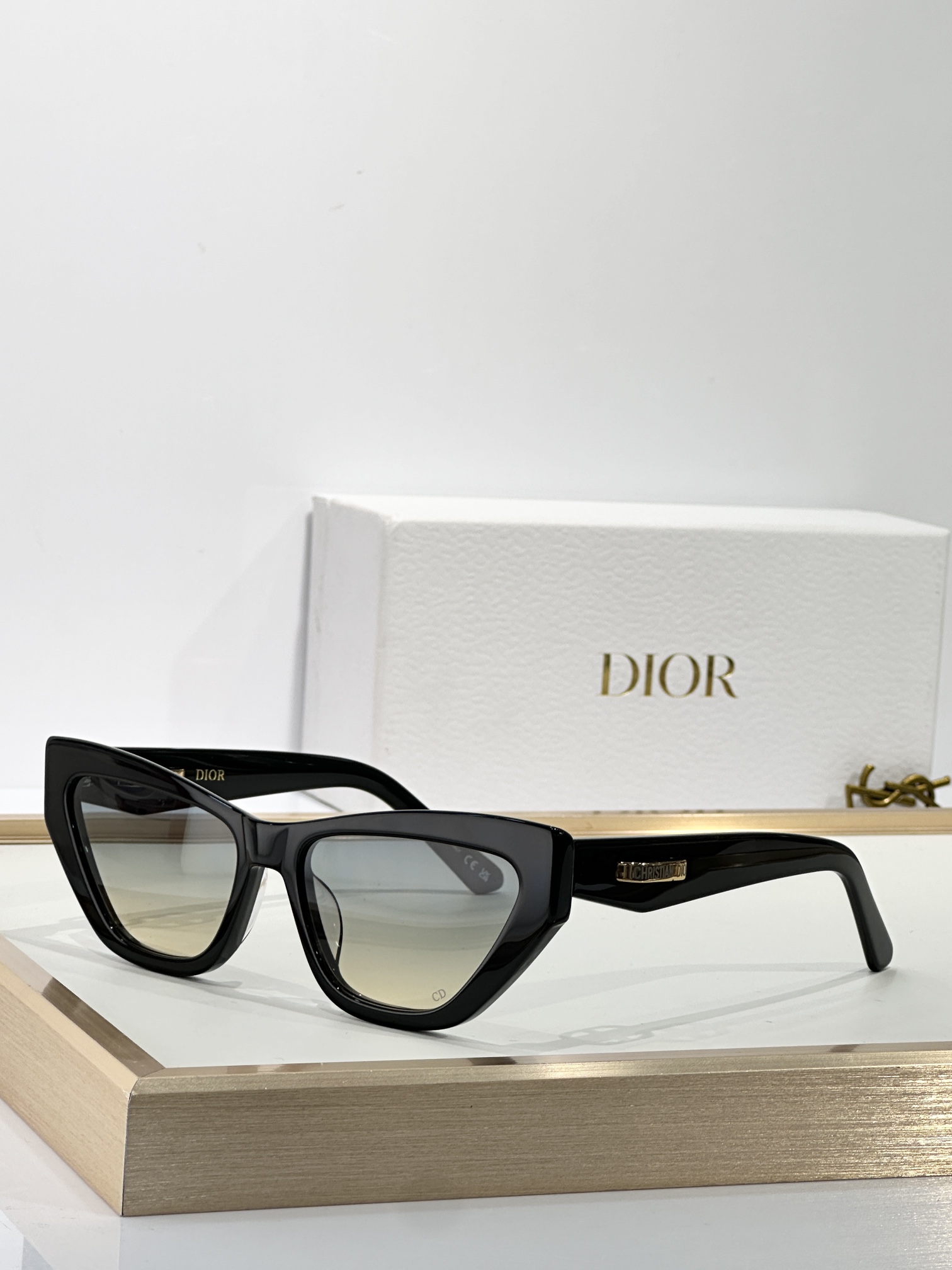  DIOR
MOD：CDiorB6l
Size：56口16 140

