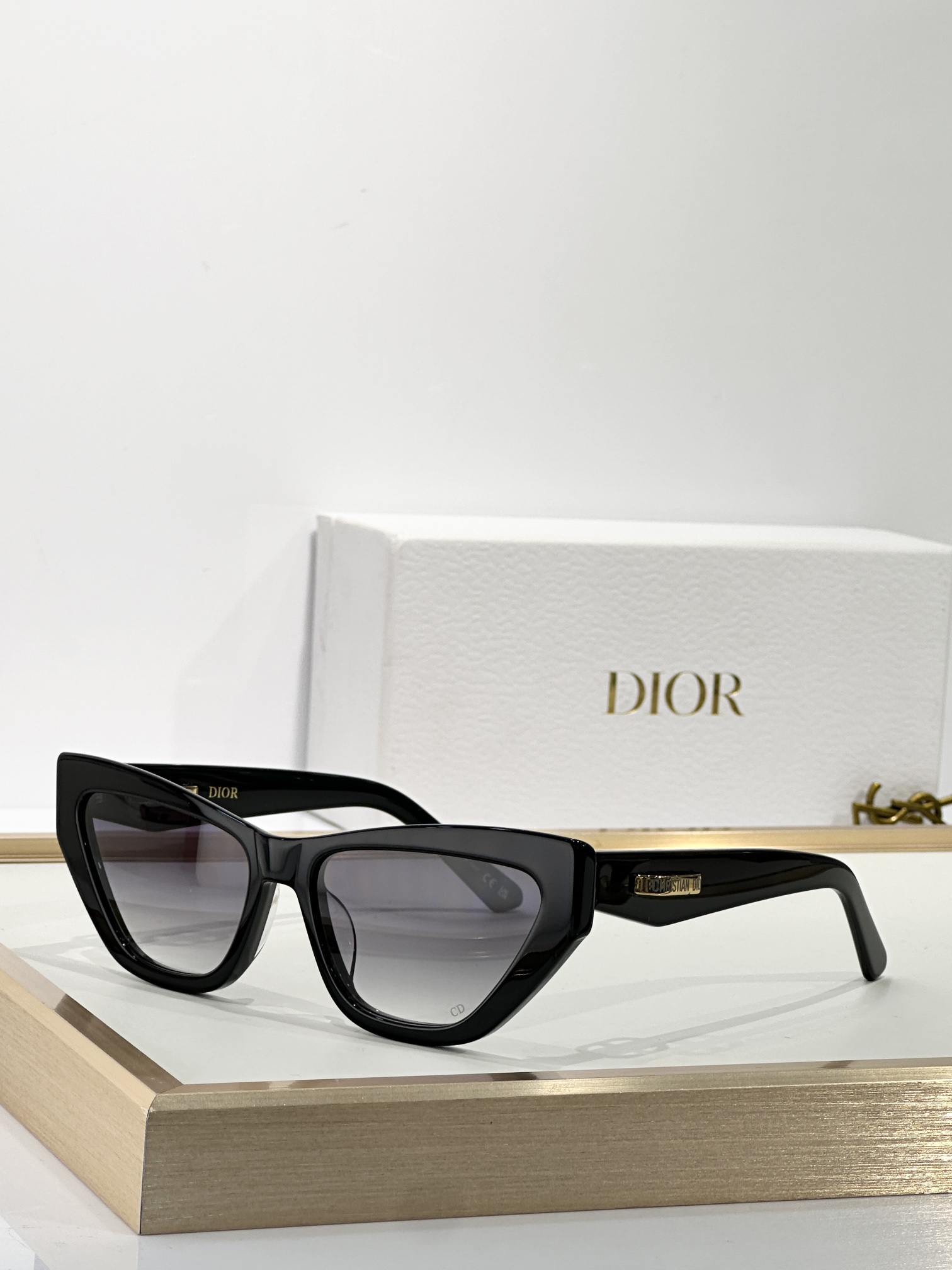  DIOR
MOD：CDiorB6l
Size：56口16 140

