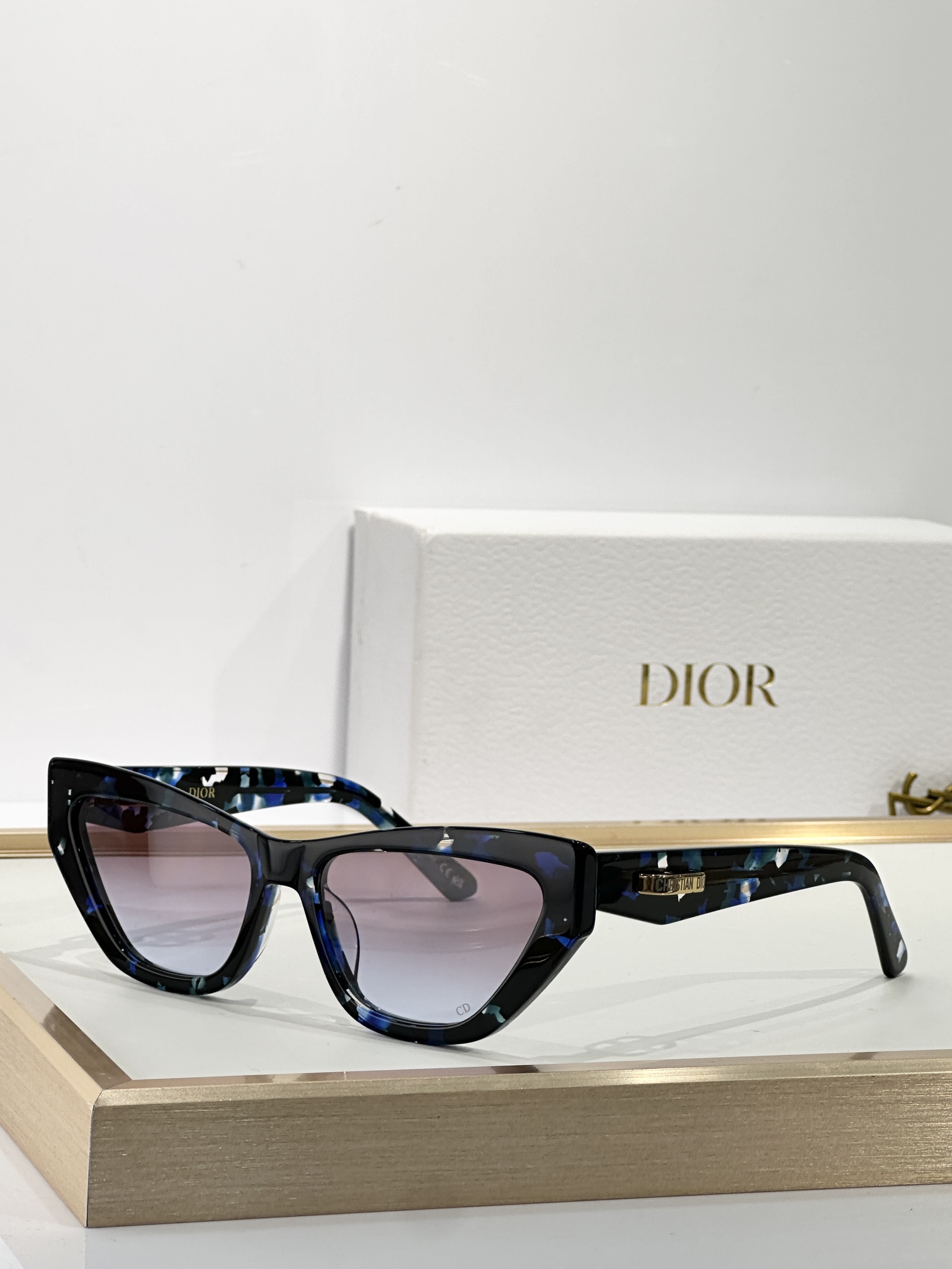  DIOR
MOD：CDiorB6l
Size：56口16 140

