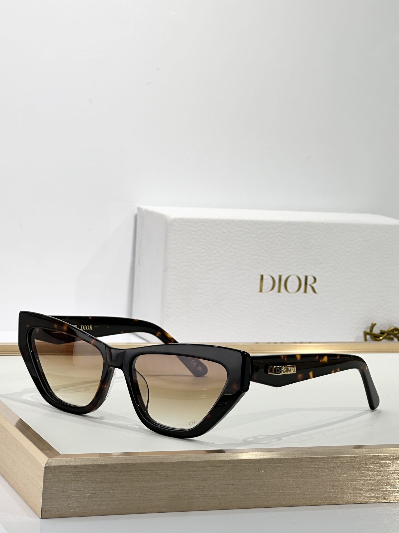  DIOR
MOD：CDiorB6l
Size：56口16 140

