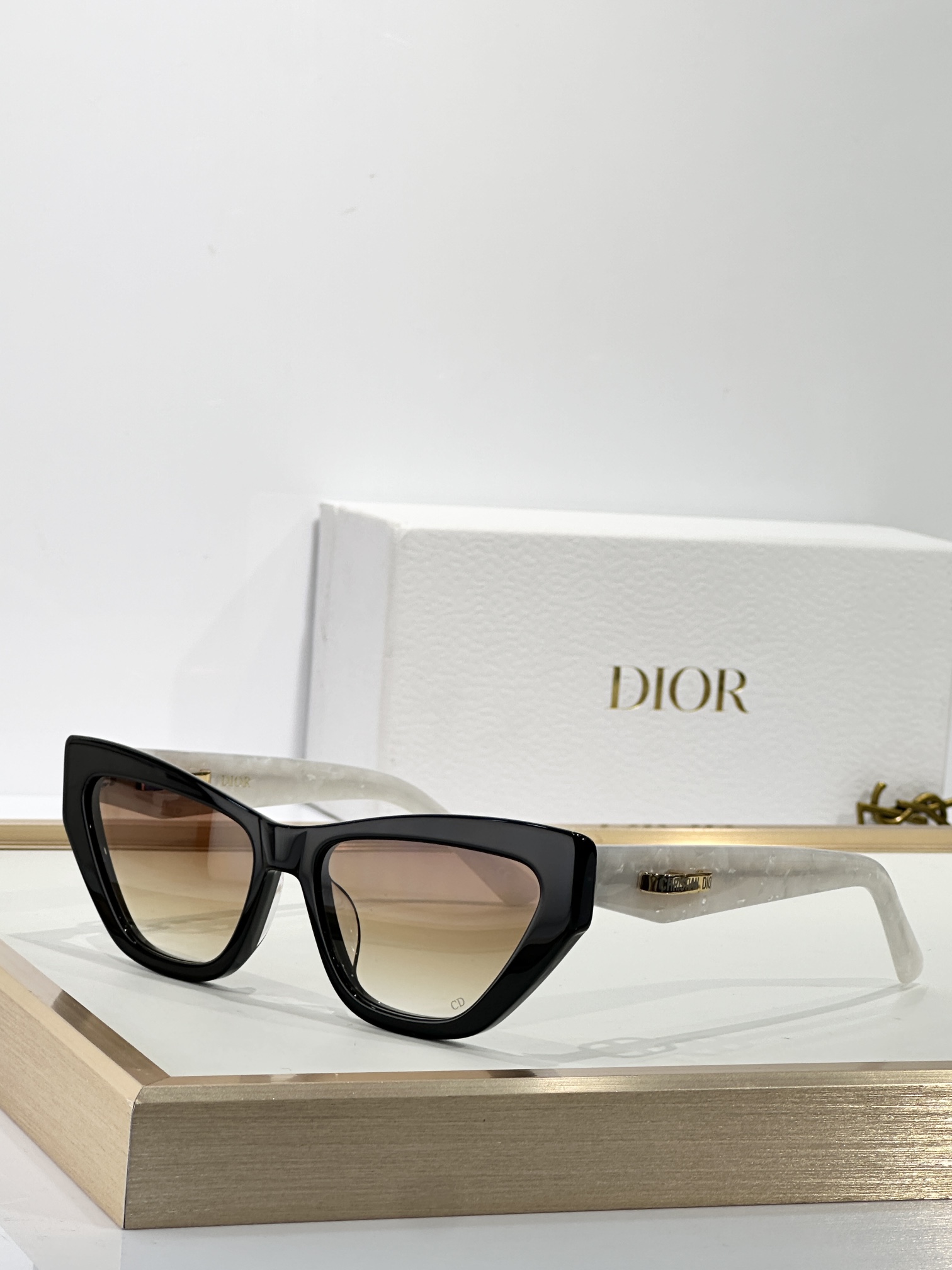  DIOR
MOD：CDiorB6l
Size：56口16 140

