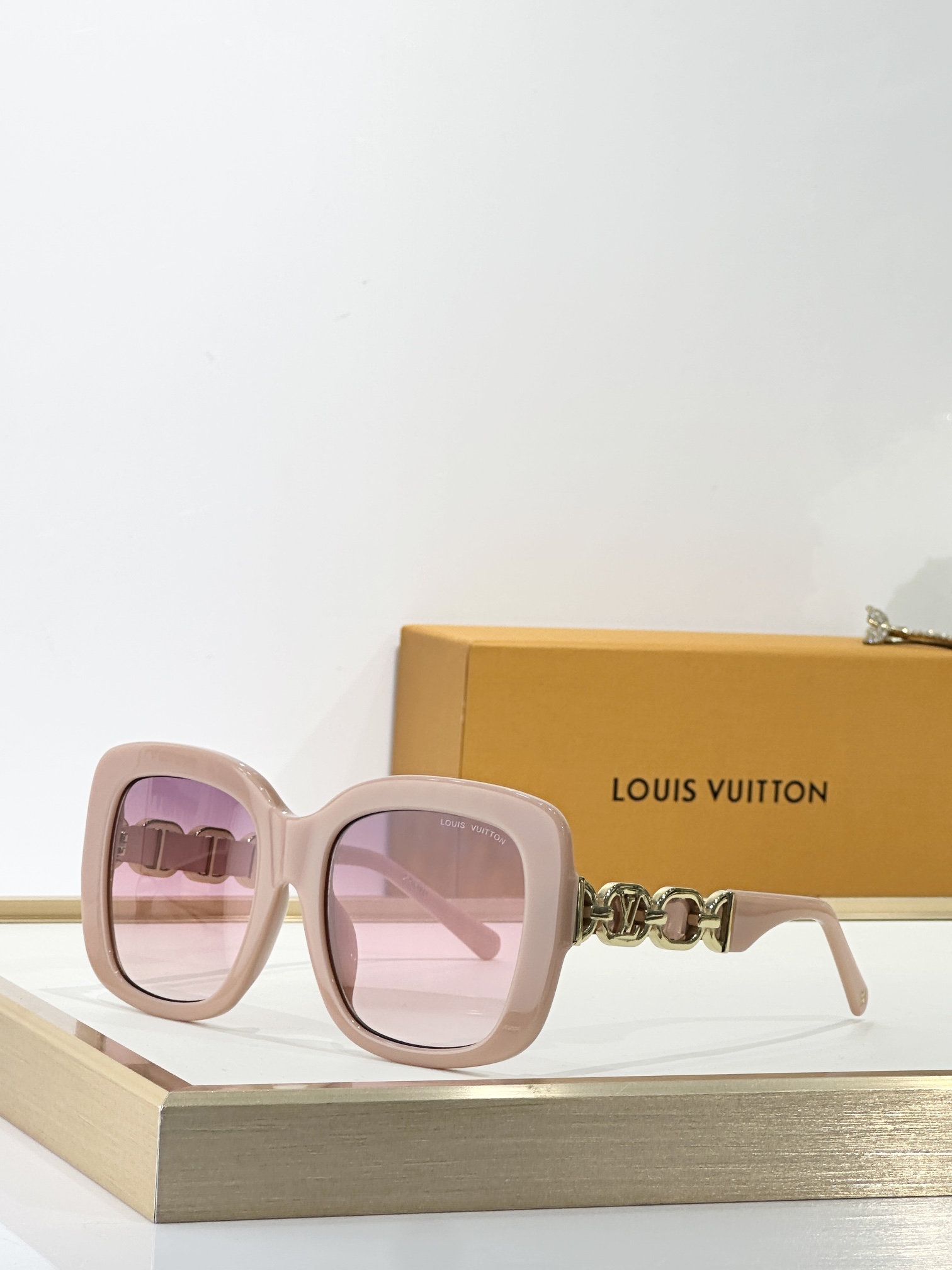 。LOUIS VUITTO*
MOD：Z2861U
SIZE：54口21-145
