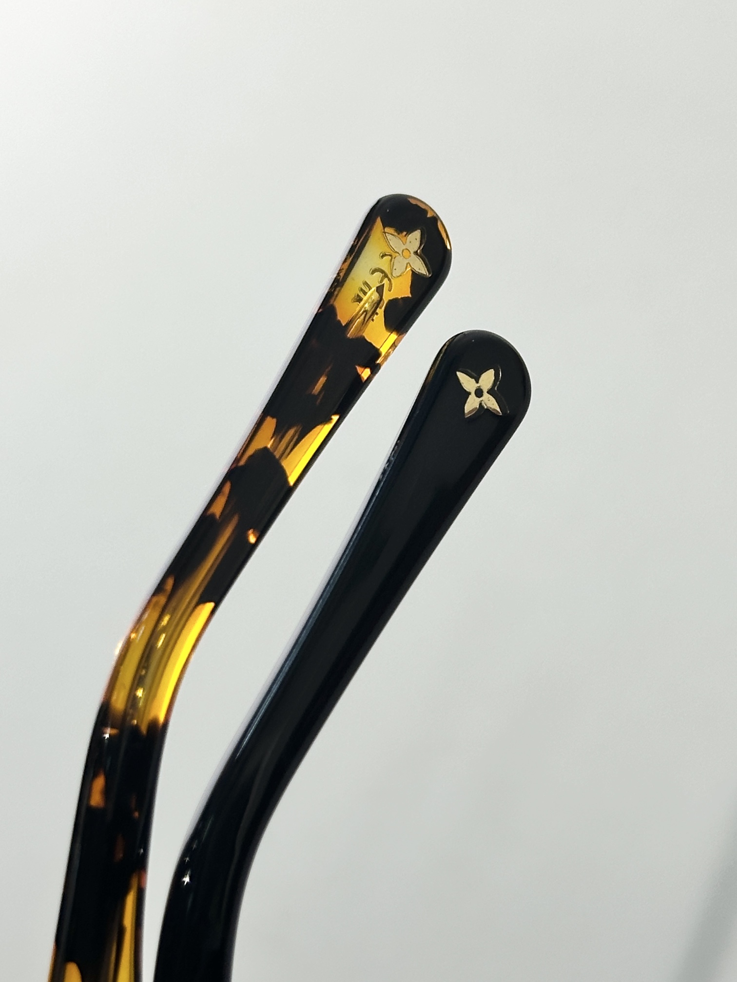 。LOUIS VUITTO*
MOD：Z2861U
SIZE：54口21-145
