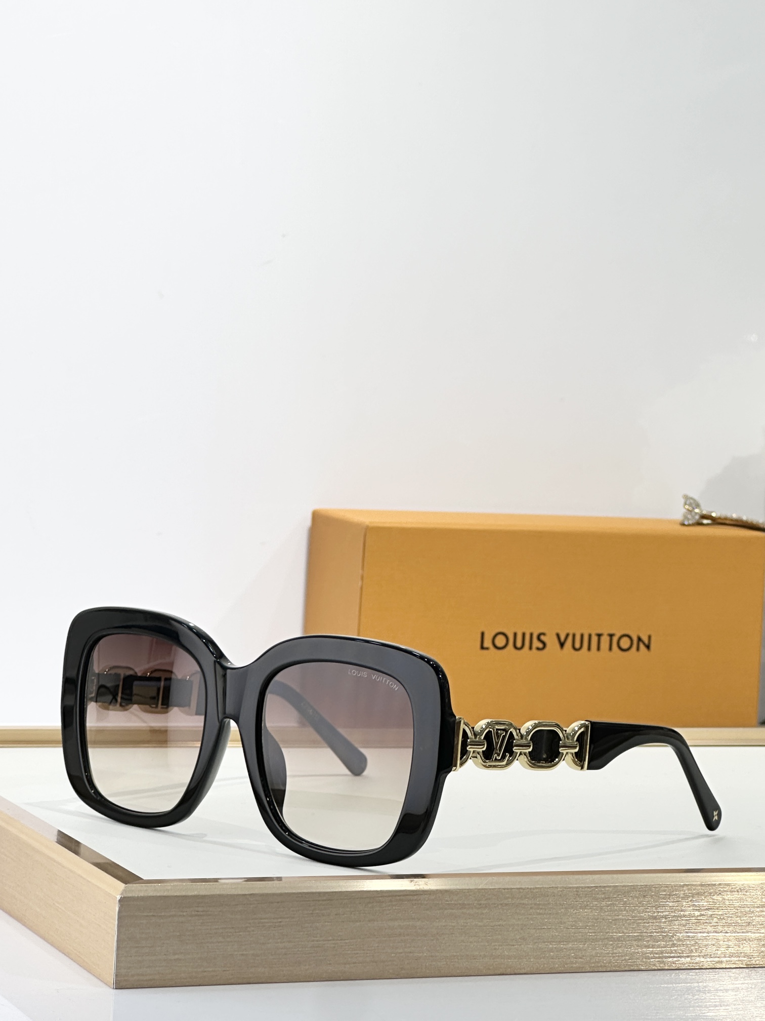 。LOUIS VUITTO*
MOD：Z2861U
SIZE：54口21-145
