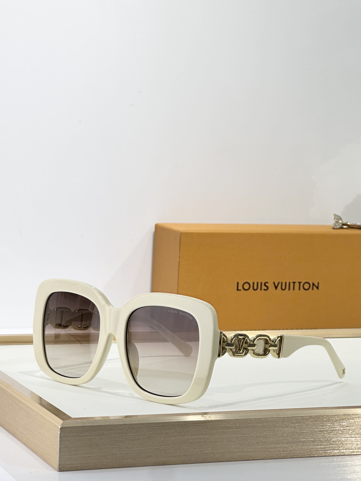 。LOUIS VUITTO*
MOD：Z2861U
SIZE：54口21-145
