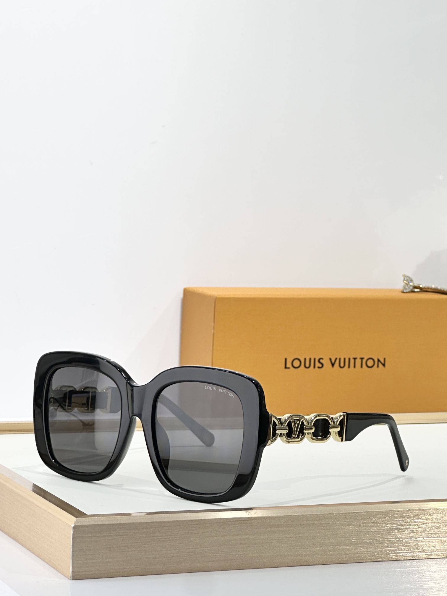 。LOUIS VUITTO*
MOD：Z2861U
SIZE：54口21-145
