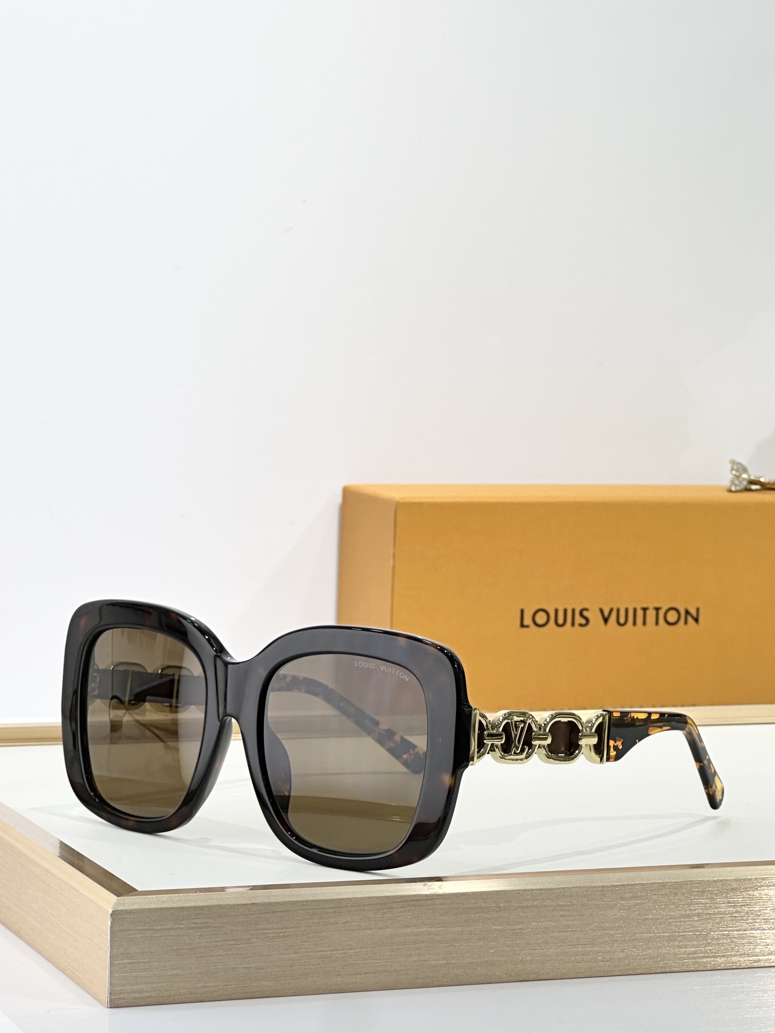 。LOUIS VUITTO*
MOD：Z2861U
SIZE：54口21-145
