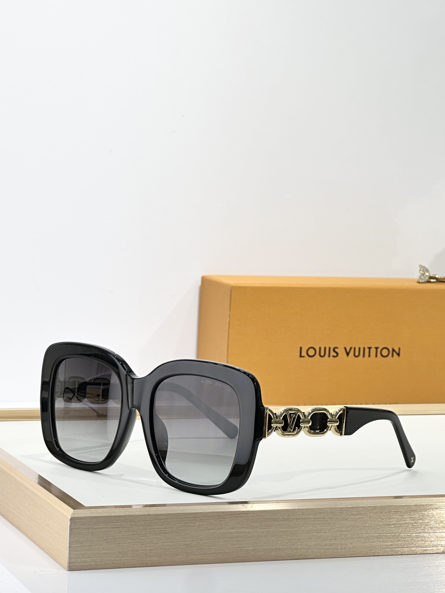 。LOUIS VUITTO*
MOD：Z2861U
SIZE：54口21-145
