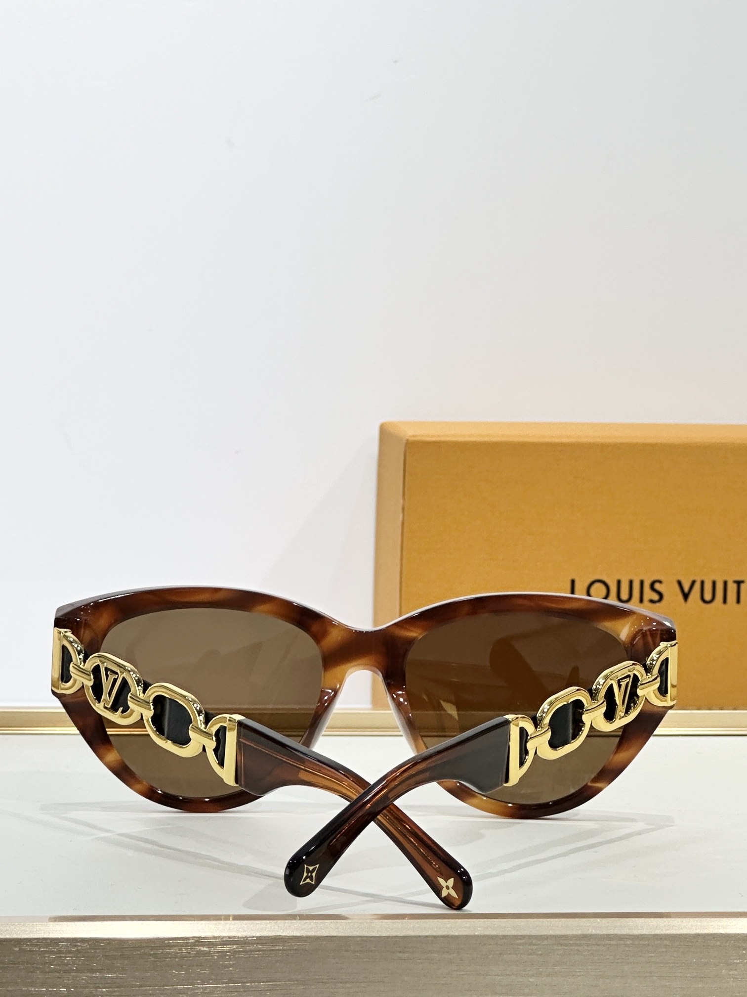  LOUIS VUITTON
MODEL：Z2640U
SIZE：54口18-140
