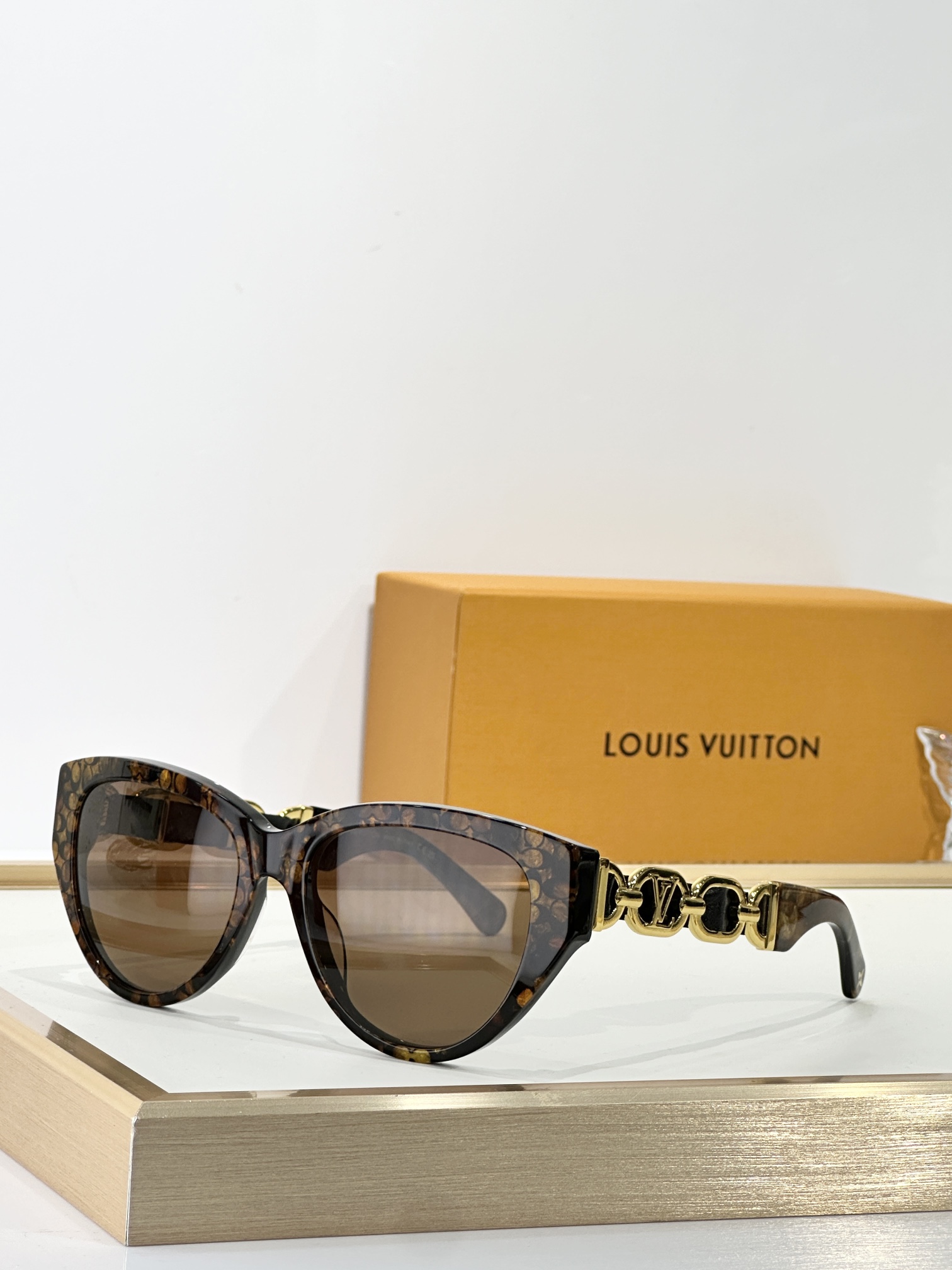  LOUIS VUITTON
MODEL：Z2640U
SIZE：54口18-140
