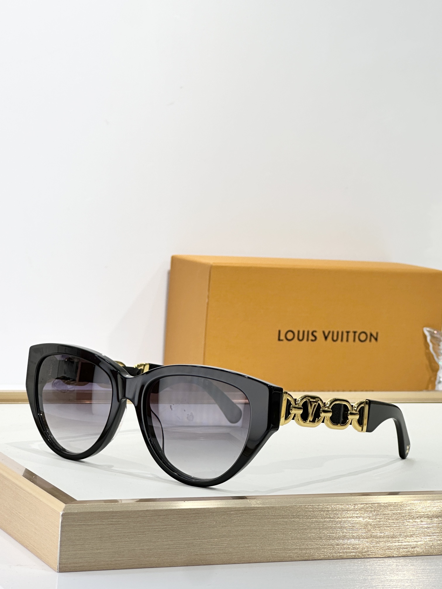  LOUIS VUITTON
MODEL：Z2640U
SIZE：54口18-140
