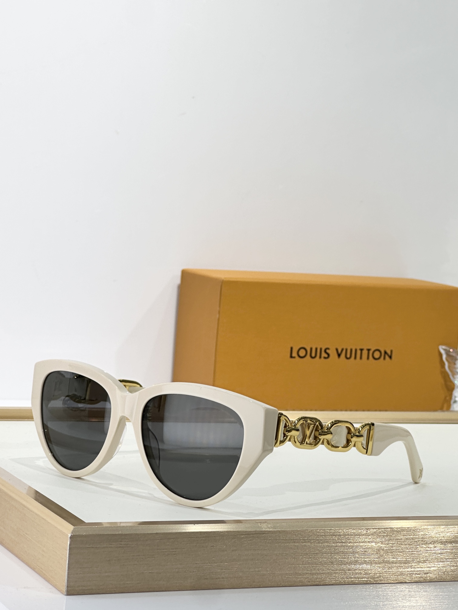  LOUIS VUITTON
MODEL：Z2640U
SIZE：54口18-140
