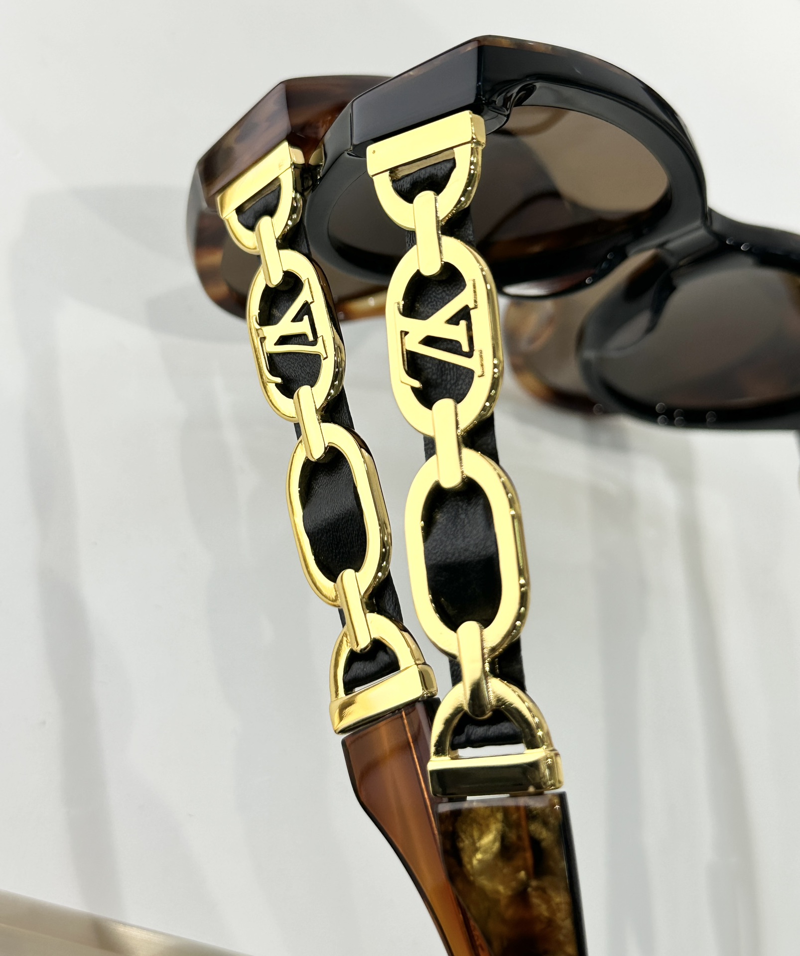  LOUIS VUITTON
MODEL：Z2640U
SIZE：54口18-140
