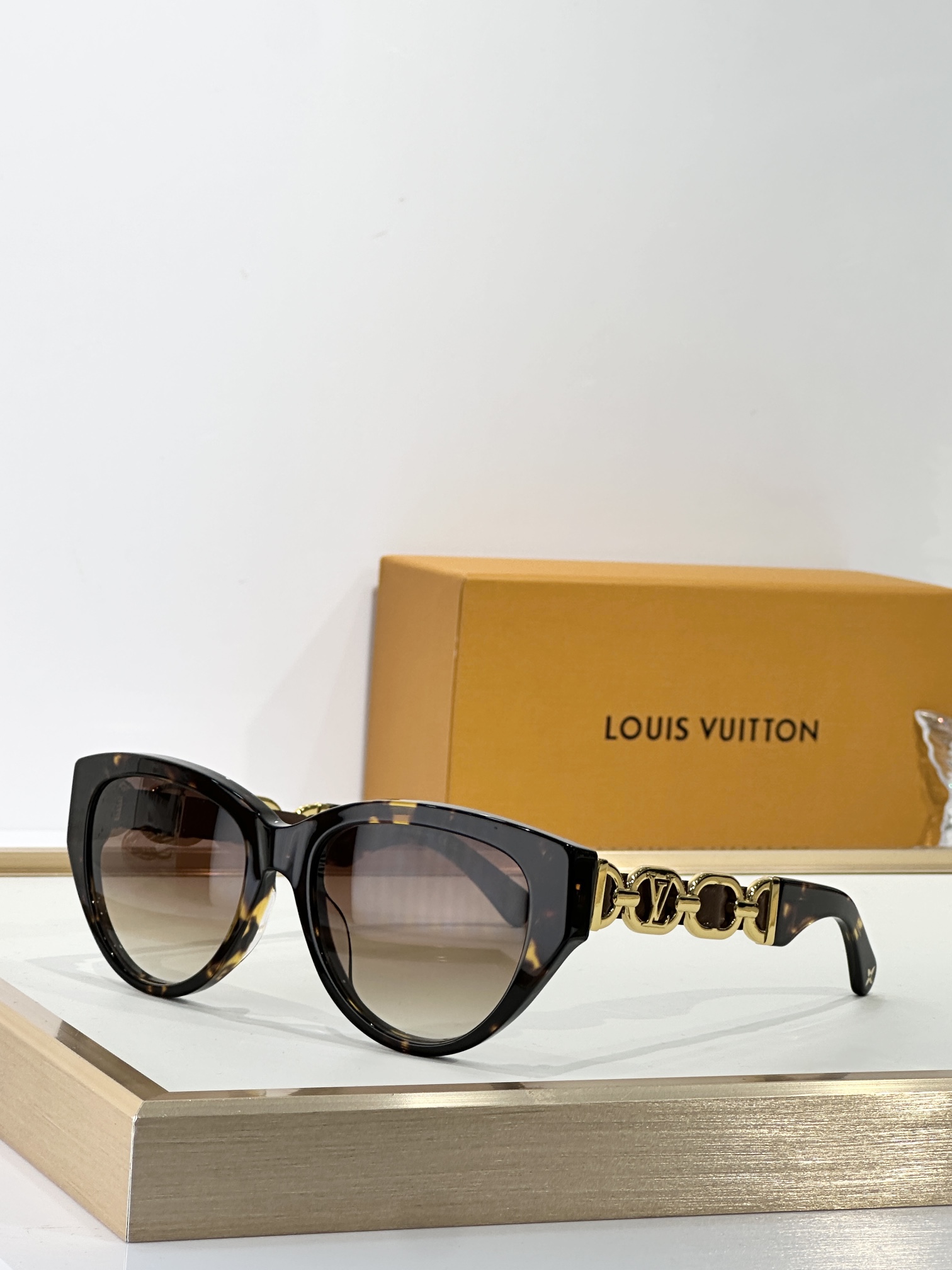  LOUIS VUITTON
MODEL：Z2640U
SIZE：54口18-140
