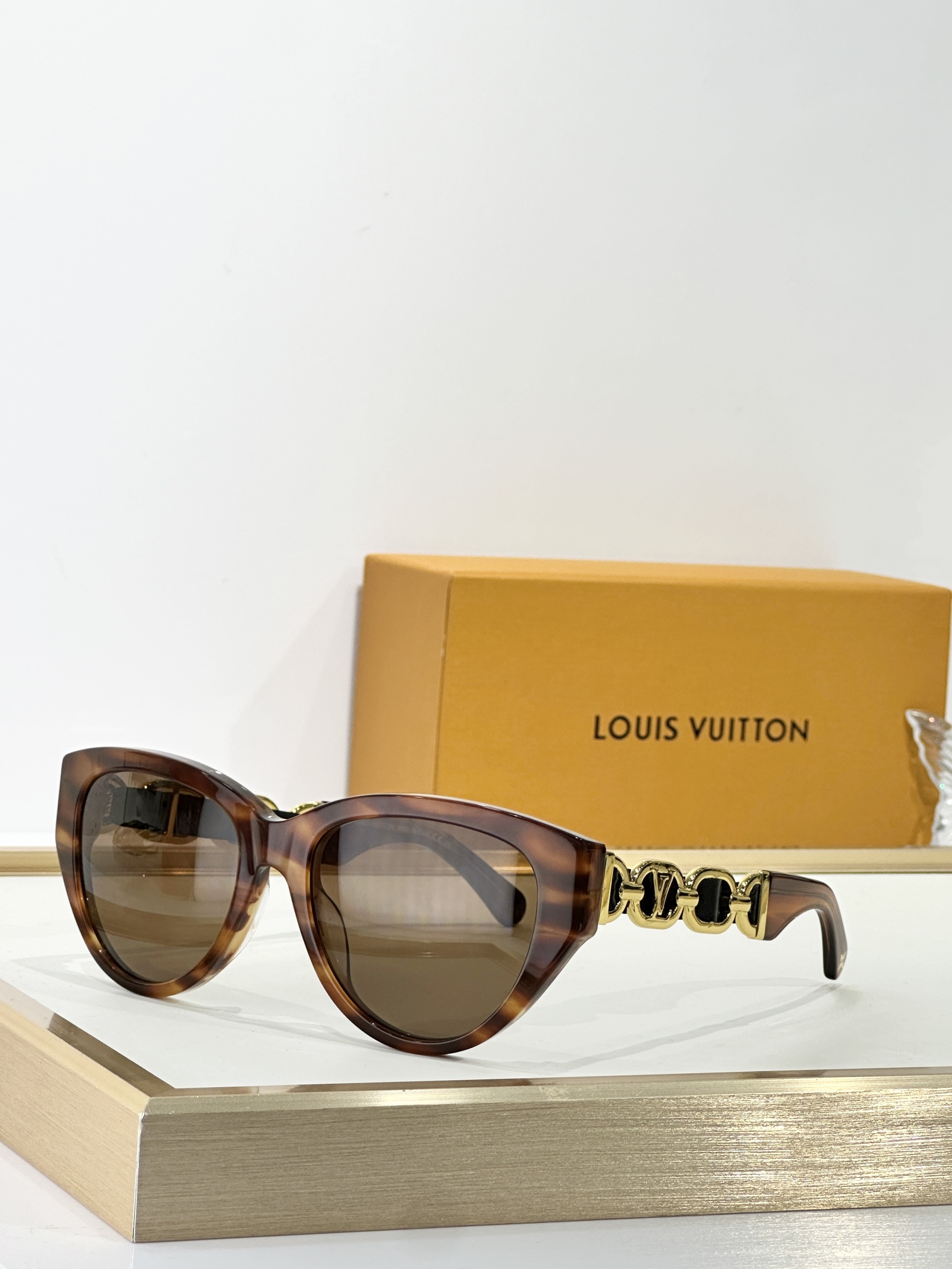  LOUIS VUITTON
MODEL：Z2640U
SIZE：54口18-140
