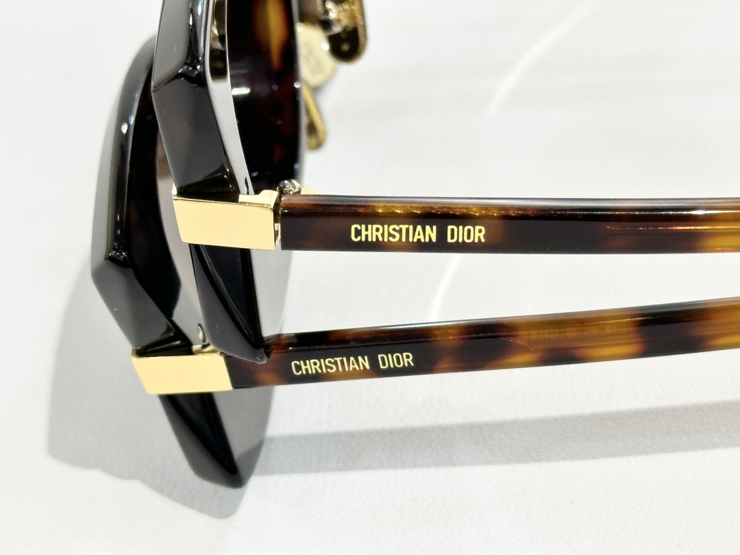 Dior
MODEL：DiorButterfly S2F
SIZE：  54口16-145

