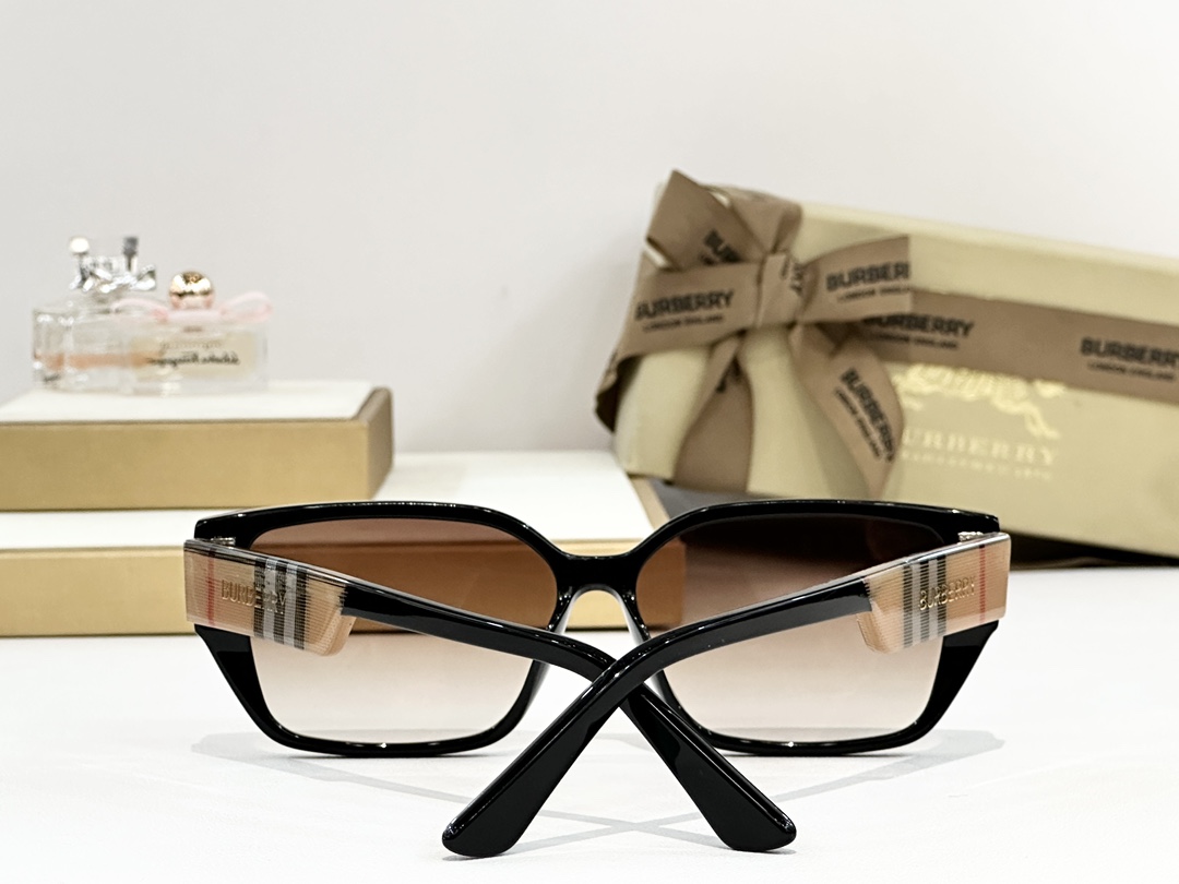 BURBERRY
MOD：BE2396
Size：64口12 145

