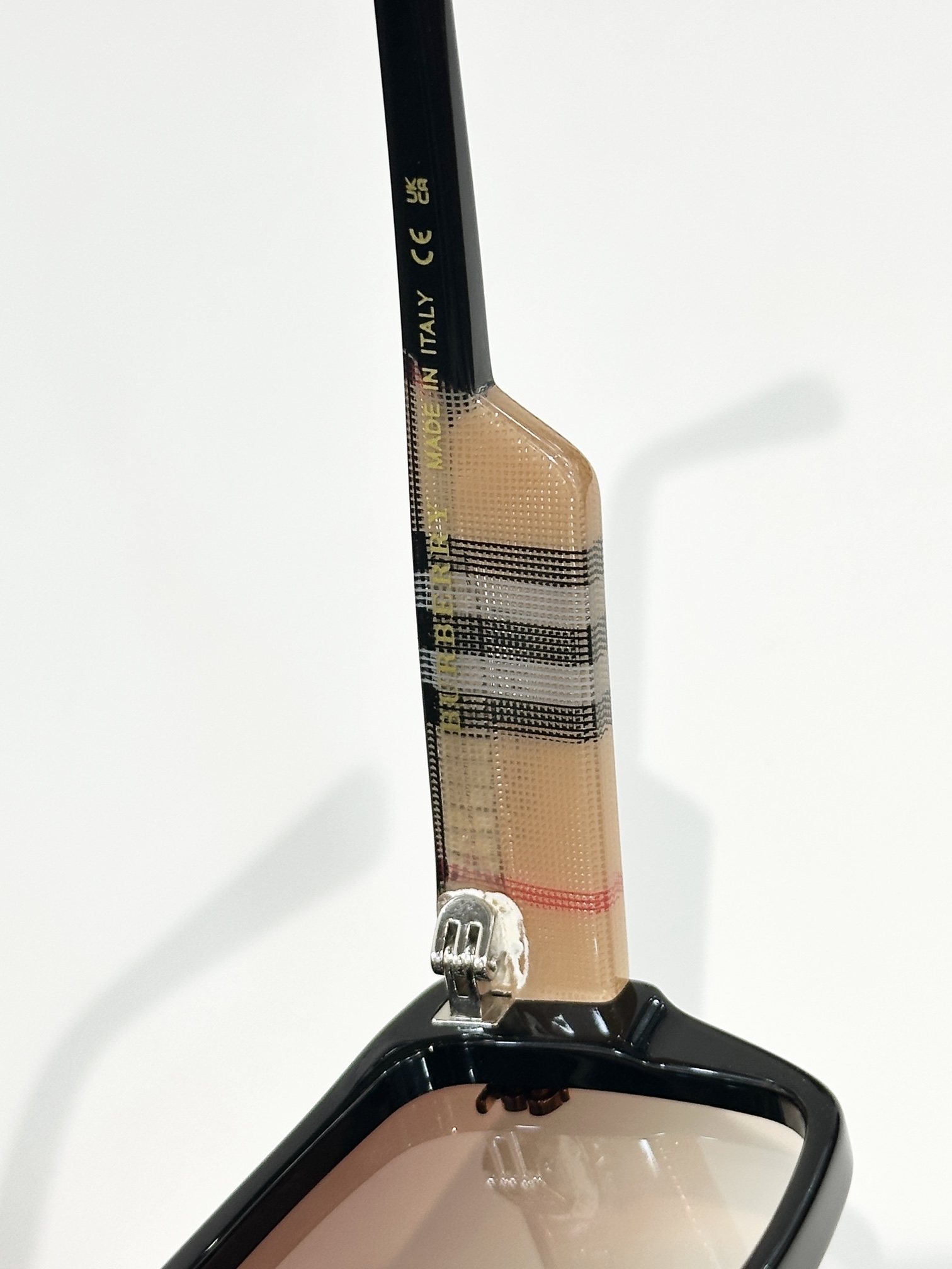 BURBERRY
MOD：BE2396
Size：64口12 145

