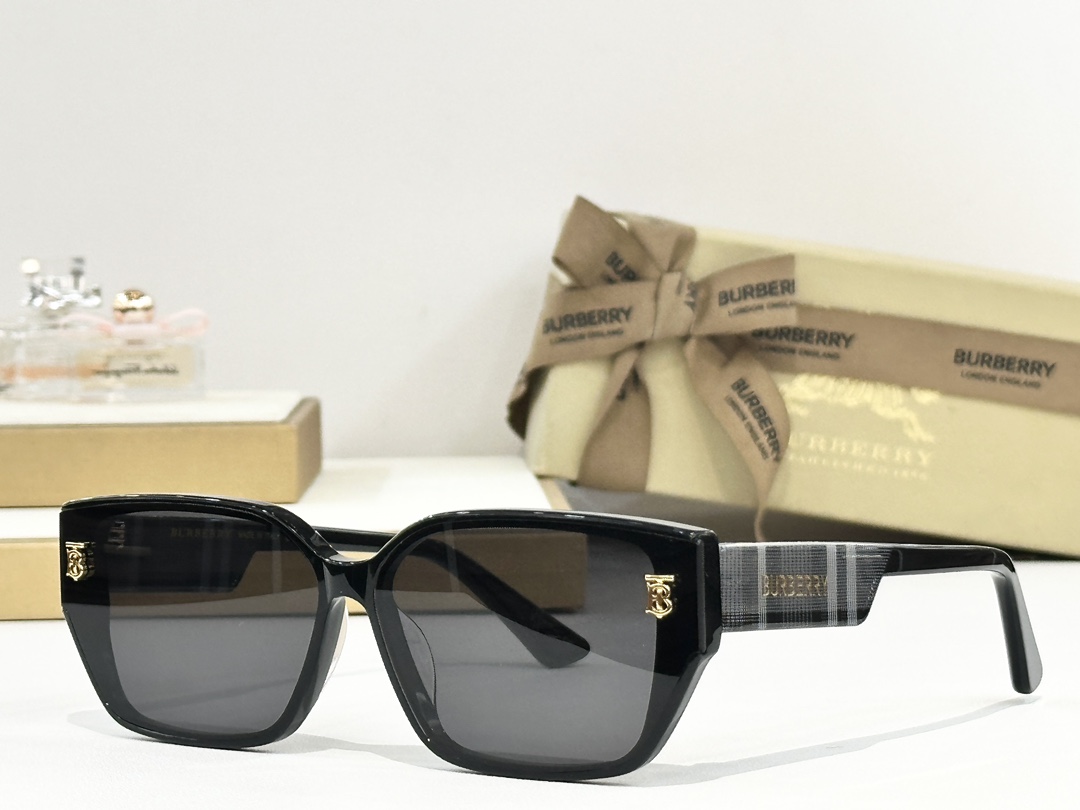 BURBERRY
MOD：BE2396
Size：64口12 145

