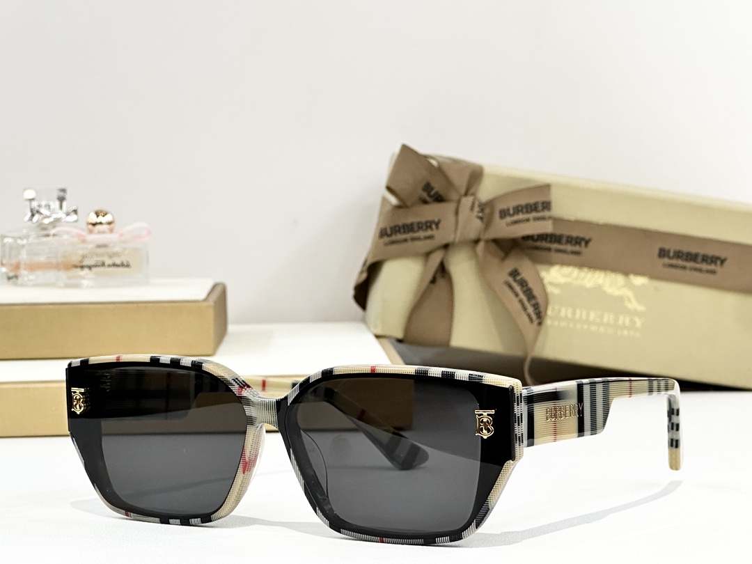 BURBERRY
MOD：BE2396
Size：64口12 145

