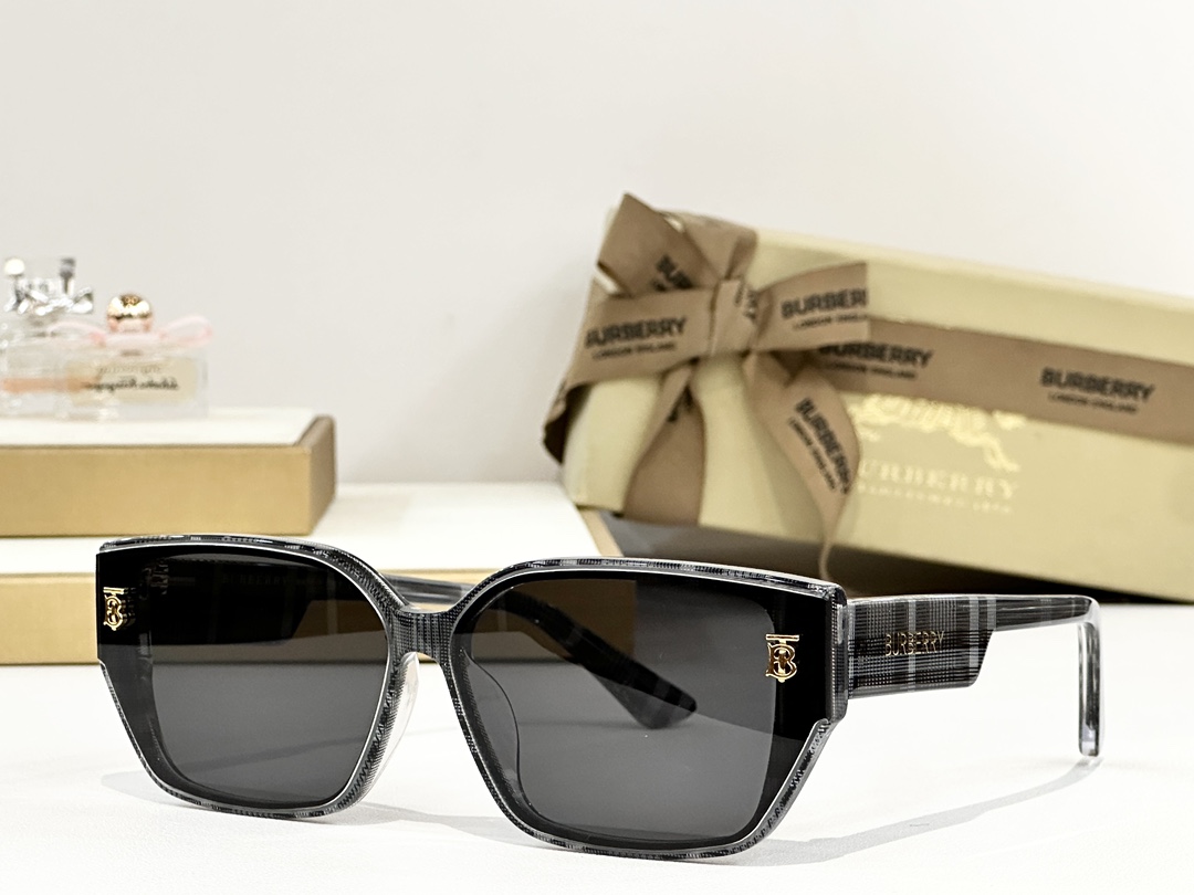 BURBERRY
MOD：BE2396
Size：64口12 145

