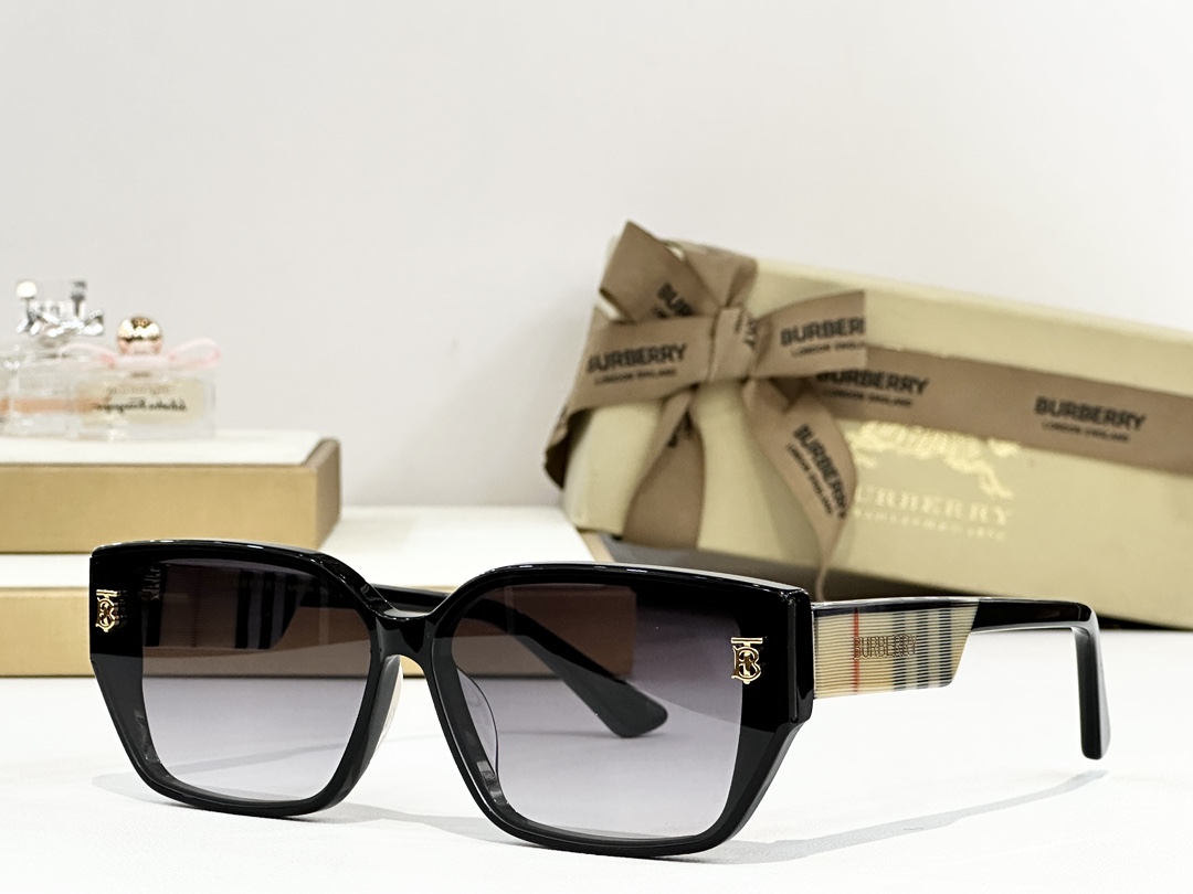 BURBERRY
MOD：BE2396
Size：64口12 145

