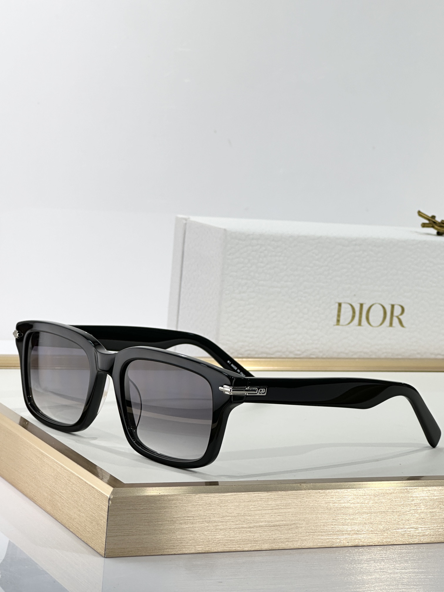  DIO*
MOD：DiorBlackSuitS16F
Size：53口20 145
