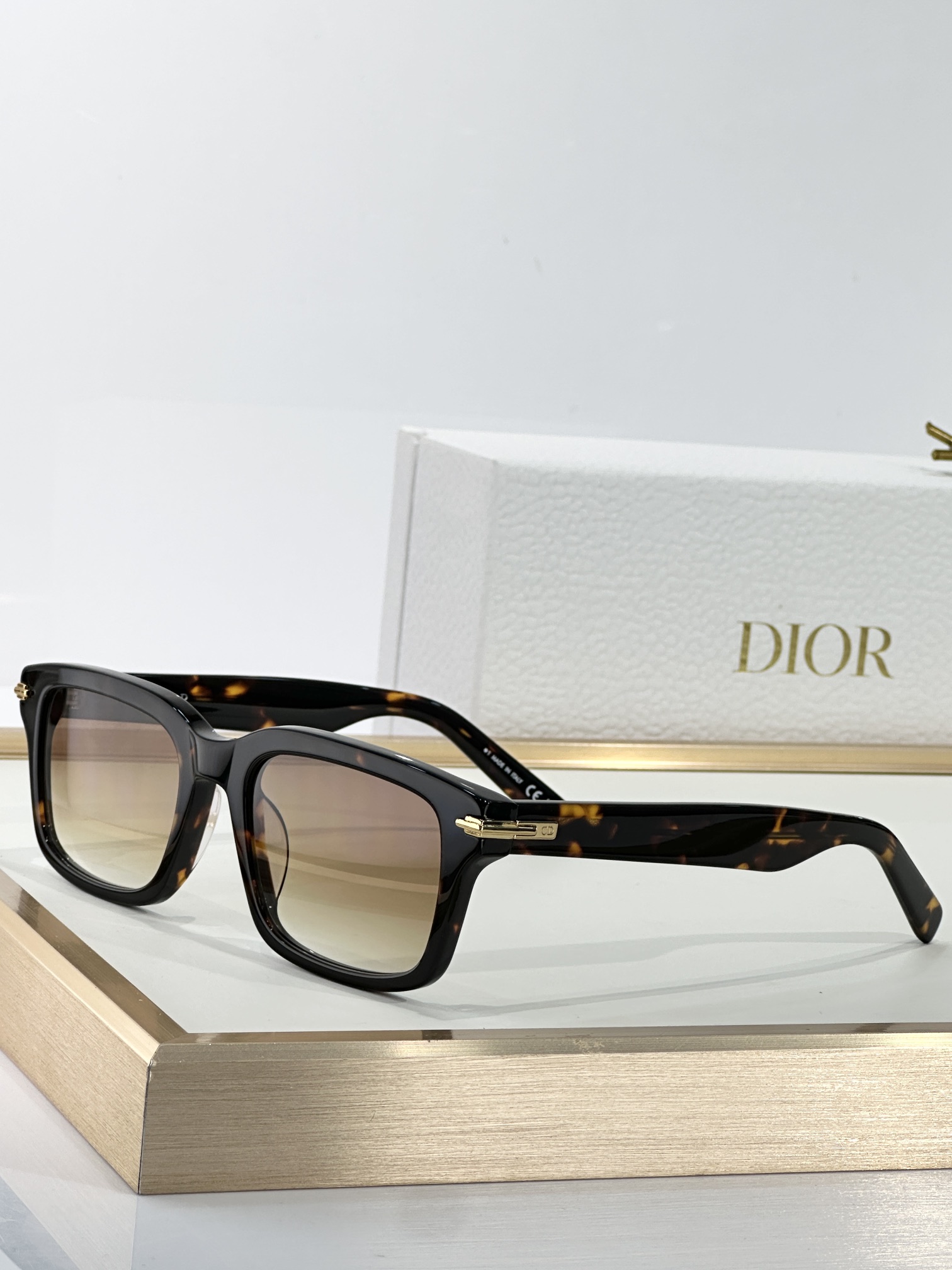  DIO*
MOD：DiorBlackSuitS16F
Size：53口20 145
