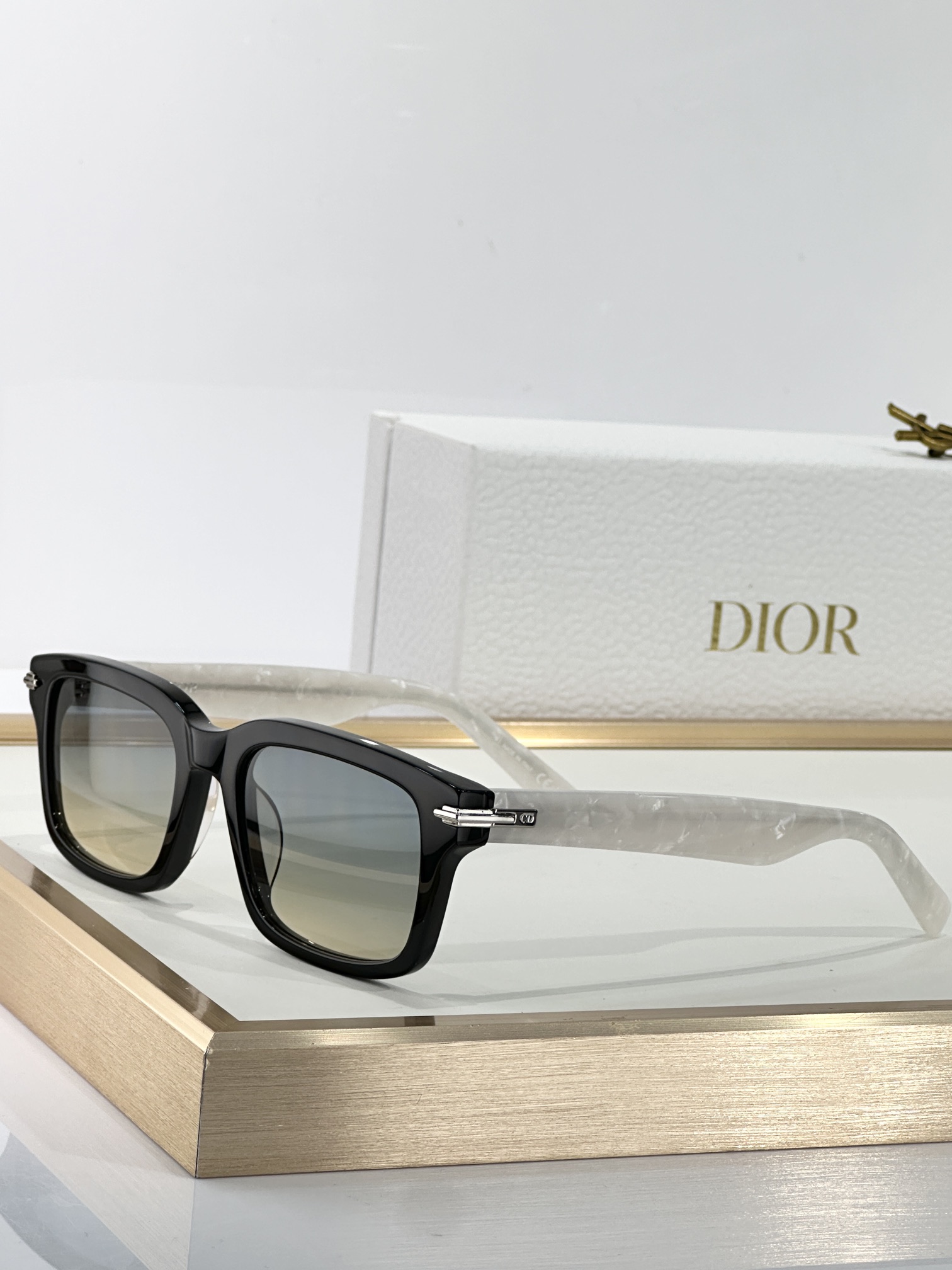  DIO*
MOD：DiorBlackSuitS16F
Size：53口20 145
