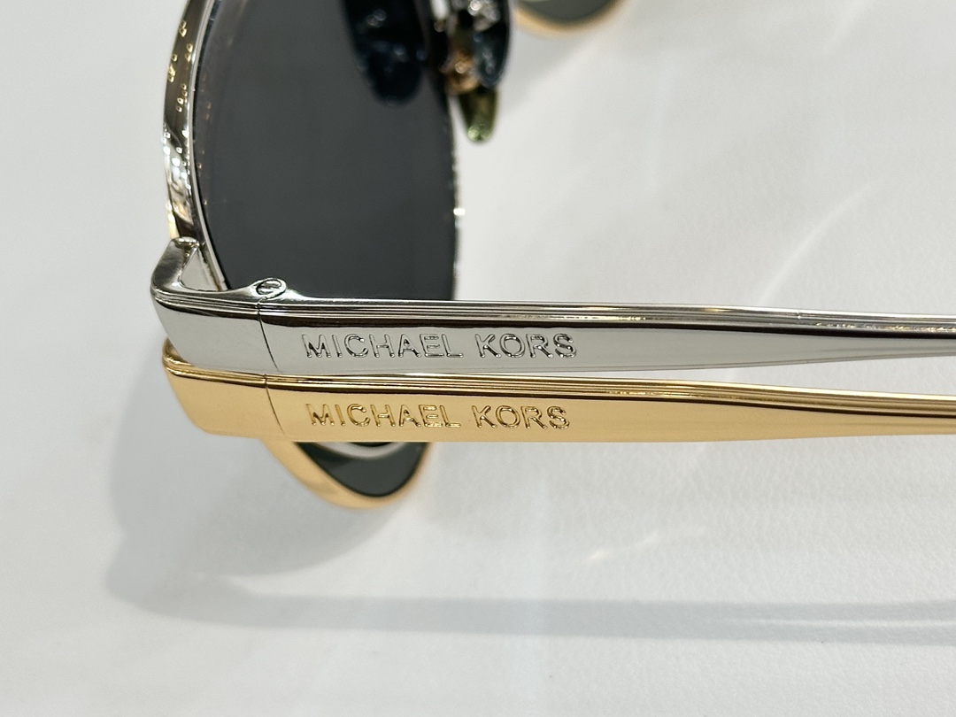  MICHAEL KORS
MOD：MK1160
Size：59口14 145
