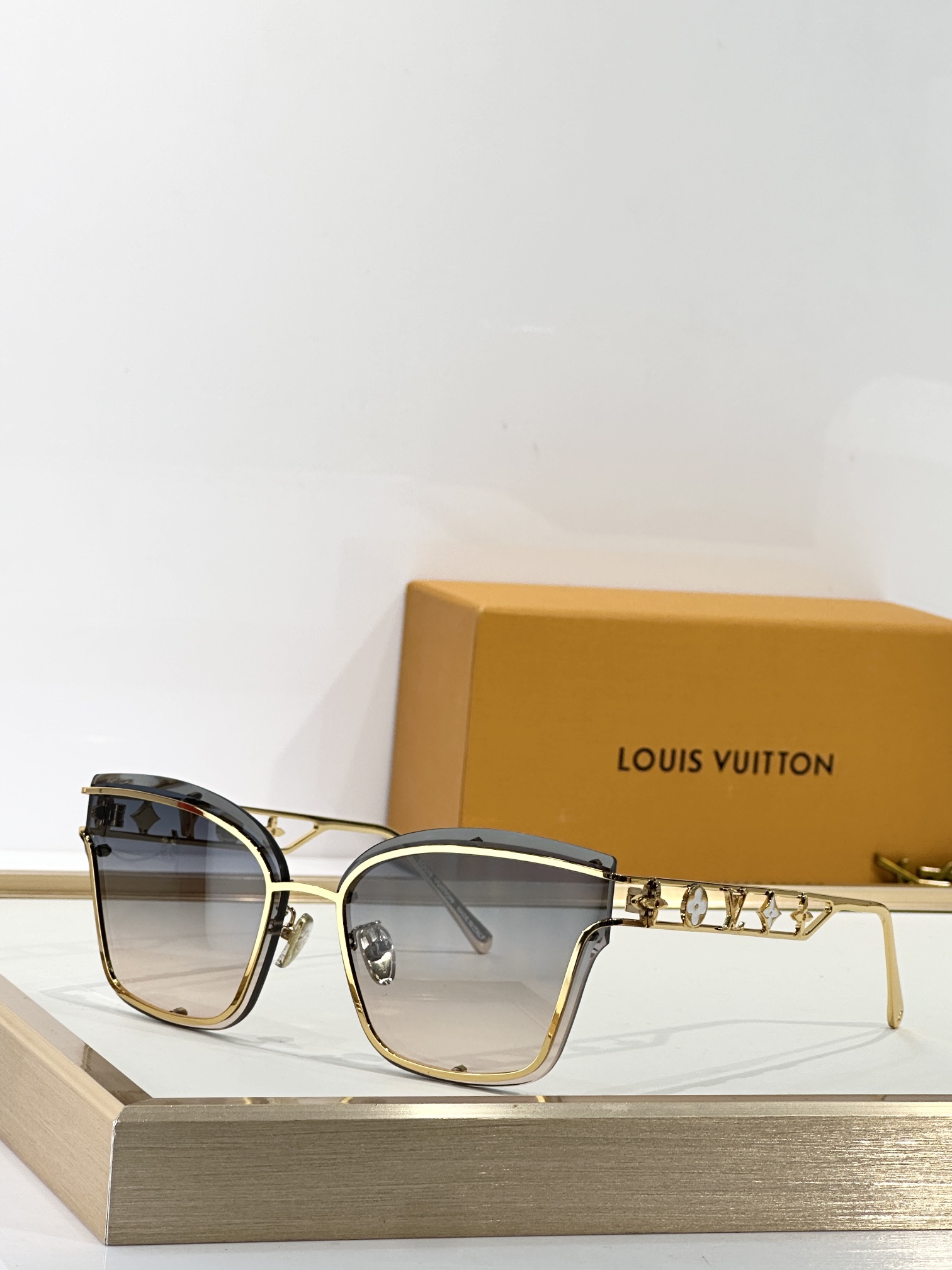 LOUIS VUITTO*
MODEL：Z2938U
SIZE：62口14-145
