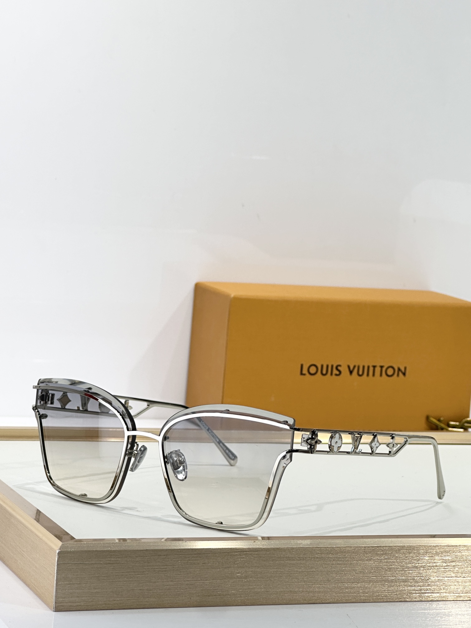  LOUIS VUITTO*
MODEL：Z2938U
SIZE：62口14-145
