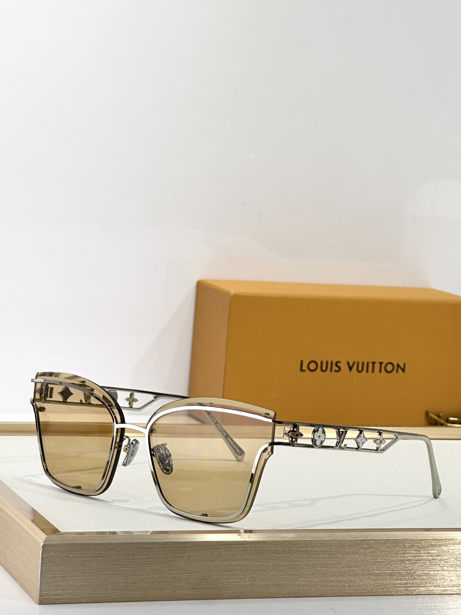  LOUIS VUITTO*
MODEL：Z2938U
SIZE：62口14-145
