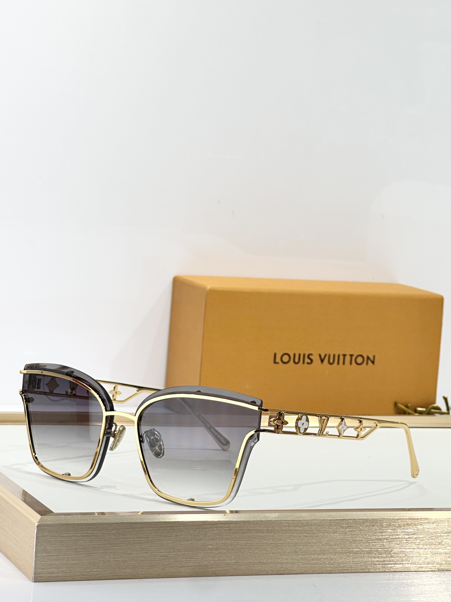  LOUIS VUITTO*
MODEL：Z2938U
SIZE：62口14-145
