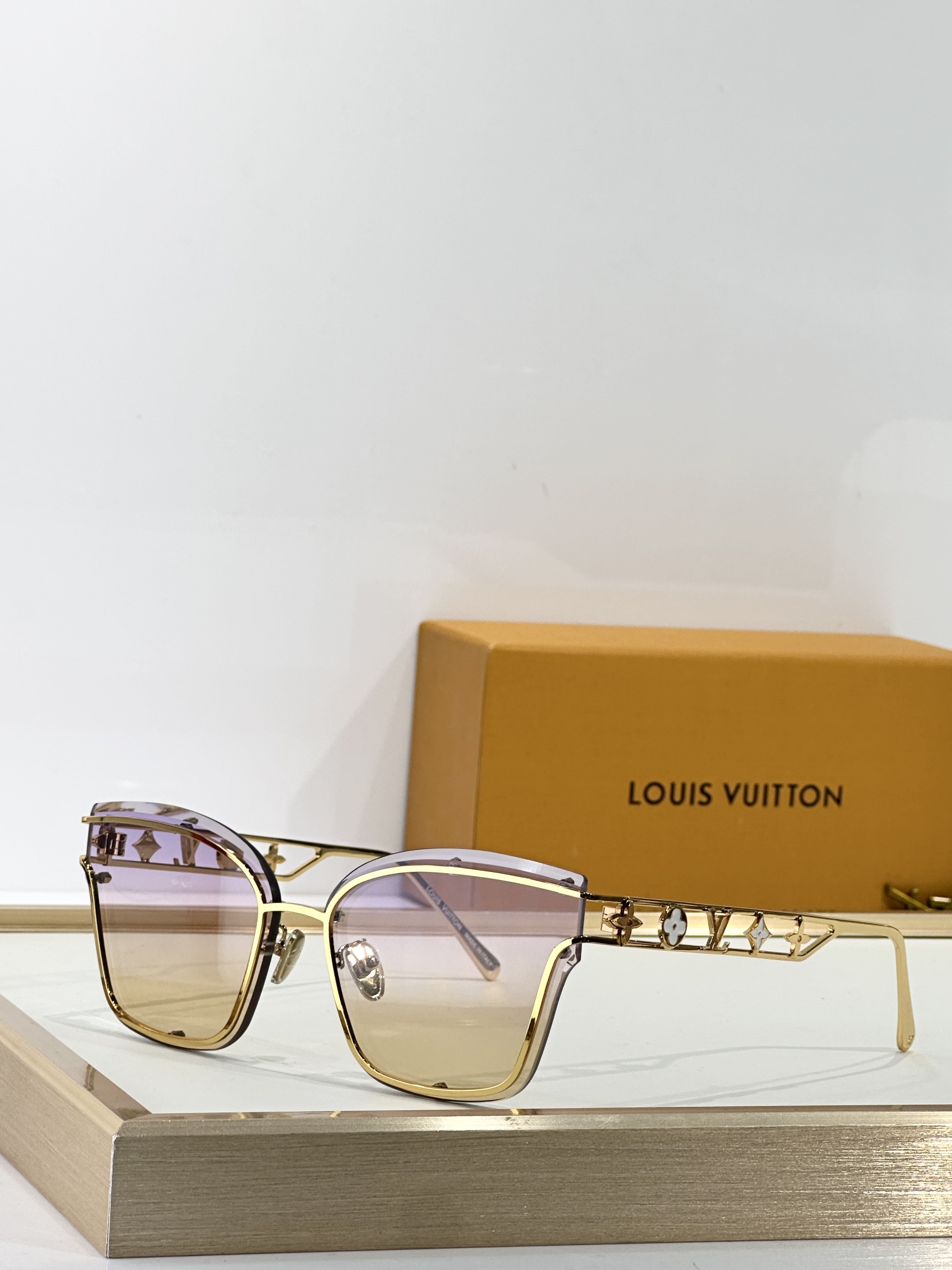  LOUIS VUITTO*
MODEL：Z2938U
SIZE：62口14-145
